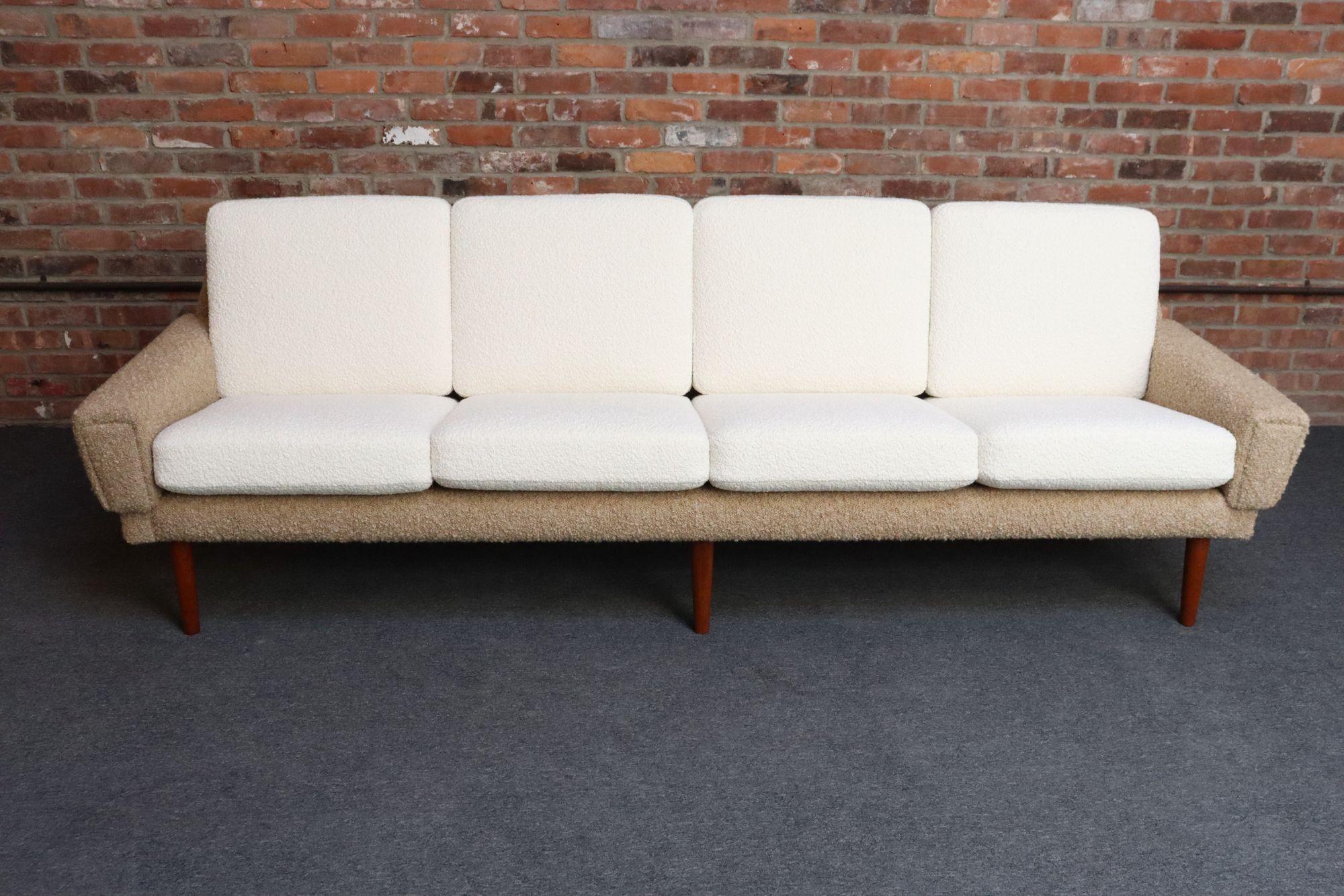 Dänisches modernes viersitziges Langsofa aus Teakholz und zweifarbigem Bouclé (Mitte des 20. Jahrhunderts) im Angebot