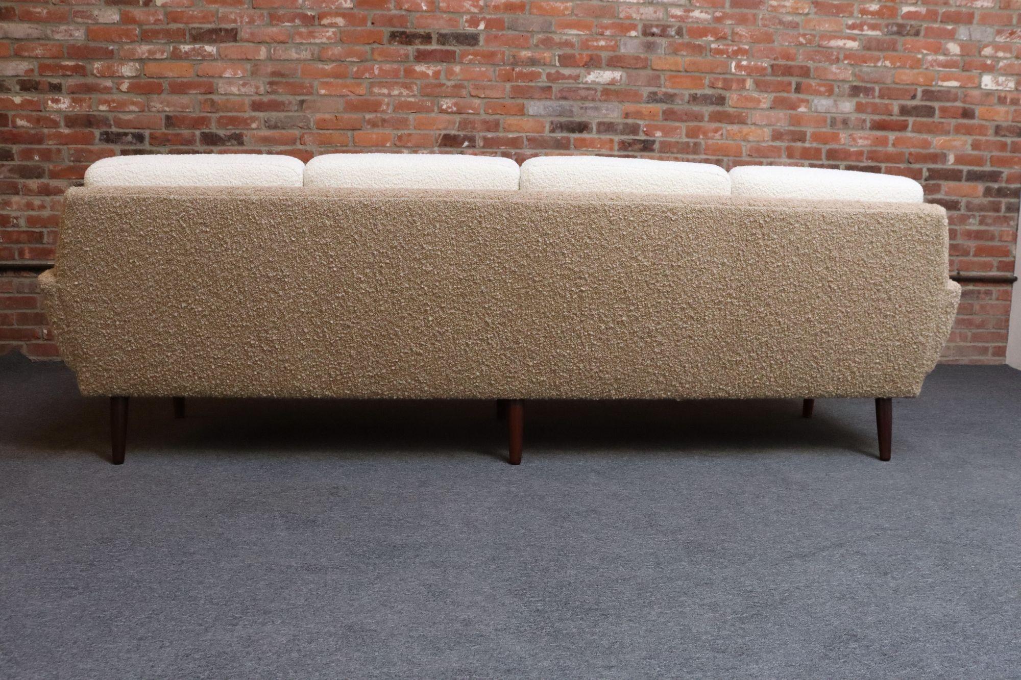 Dänisches modernes viersitziges Langsofa aus Teakholz und zweifarbigem Bouclé im Angebot 1