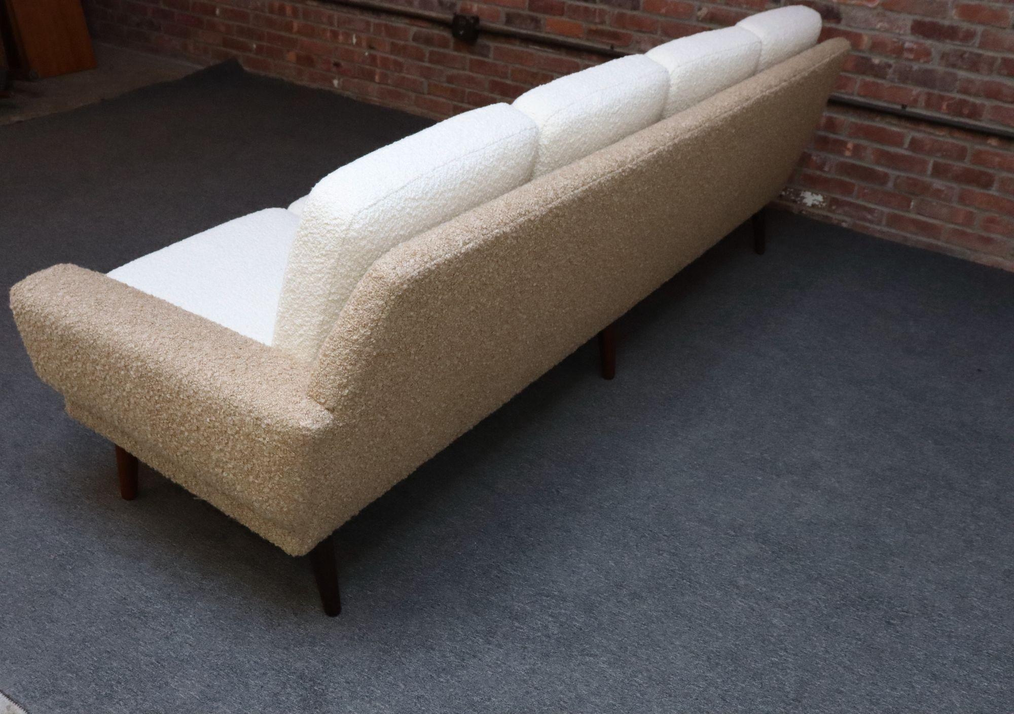 Dänisches modernes viersitziges Langsofa aus Teakholz und zweifarbigem Bouclé im Angebot 2