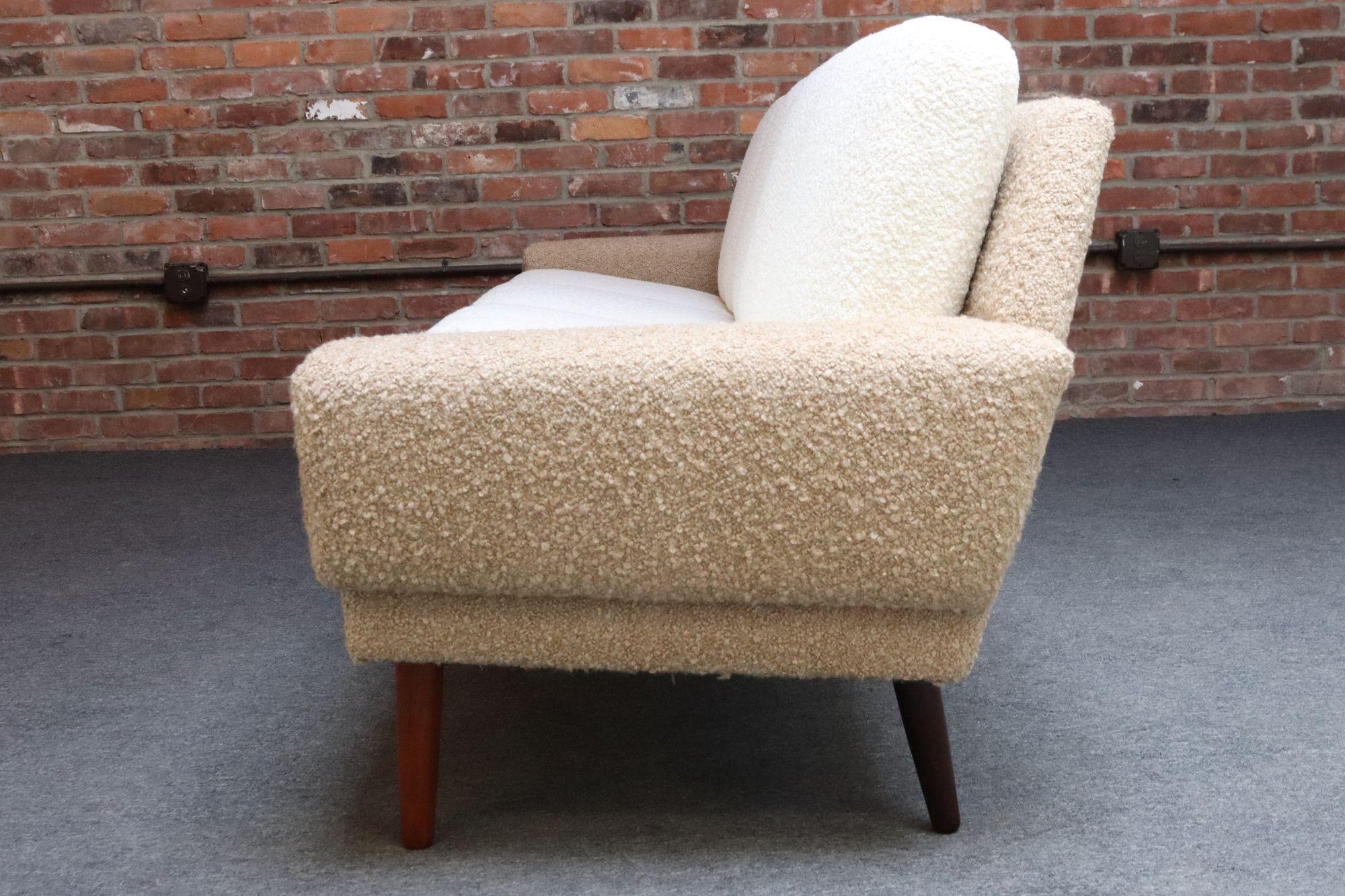 Dänisches modernes viersitziges Langsofa aus Teakholz und zweifarbigem Bouclé im Angebot 3