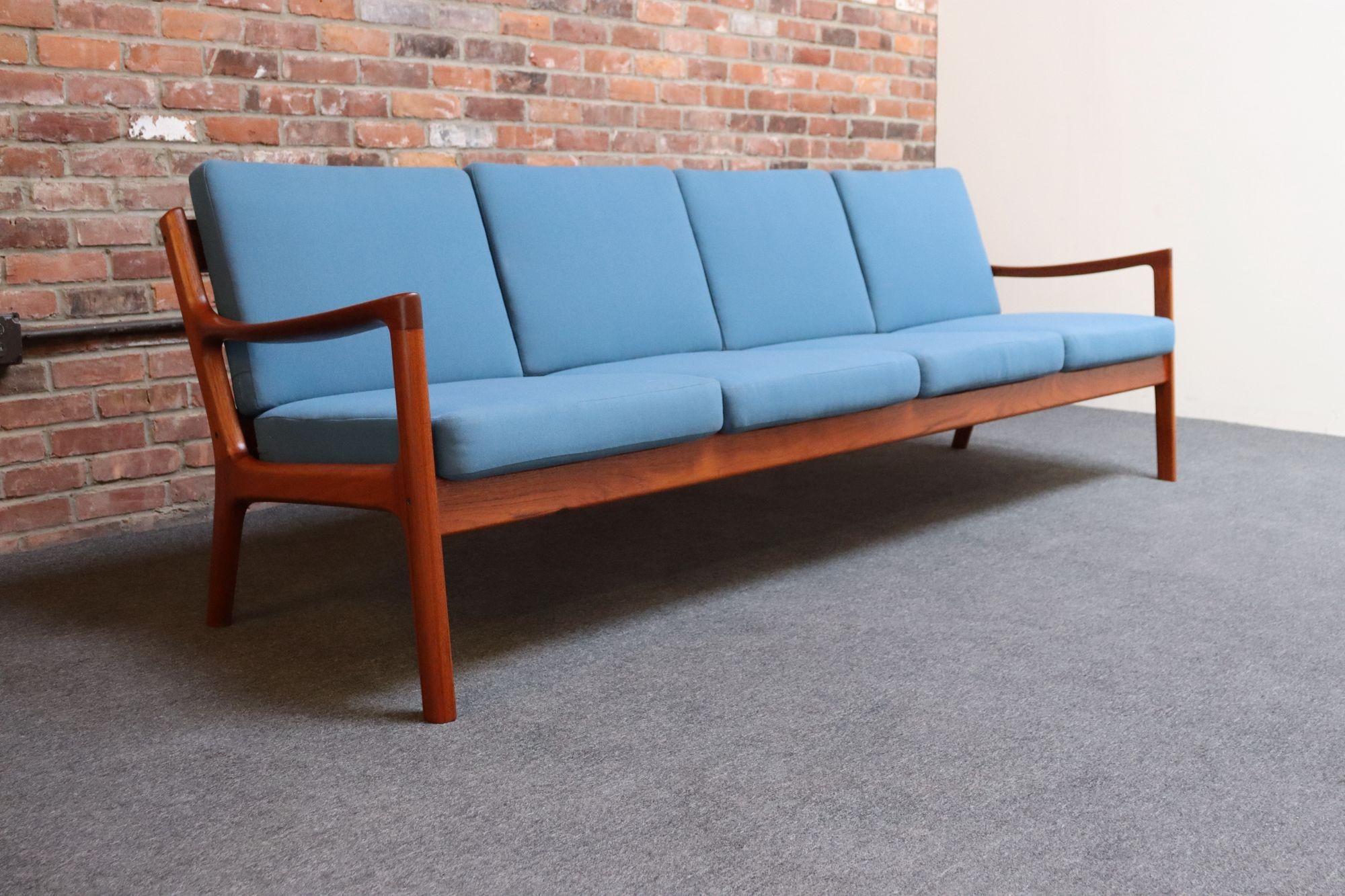Scandinave moderne Canapé Senator danois moderne à quatre places en teck d'Ole Wanscher pour France and Son en vente