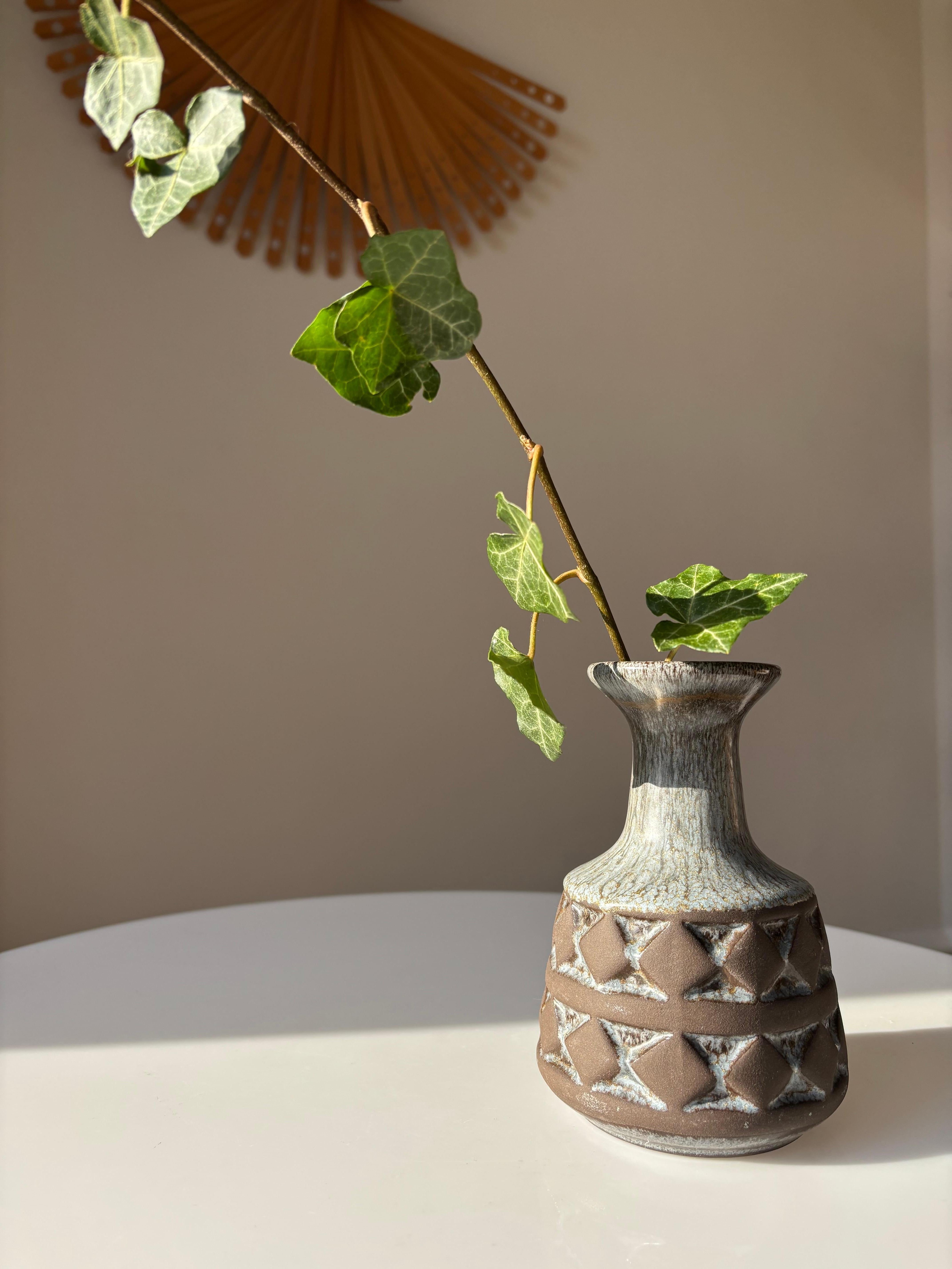 Vaso in ceramica di metà secolo moderno realizzato a mano da Frank Rasmussen nel suo studio Frank Keramik Denmark negli anni '60. Smalto grigio-bluastro con macchie di caramello dorato sopra e intorno alla decorazione a diamante marrone scuro non