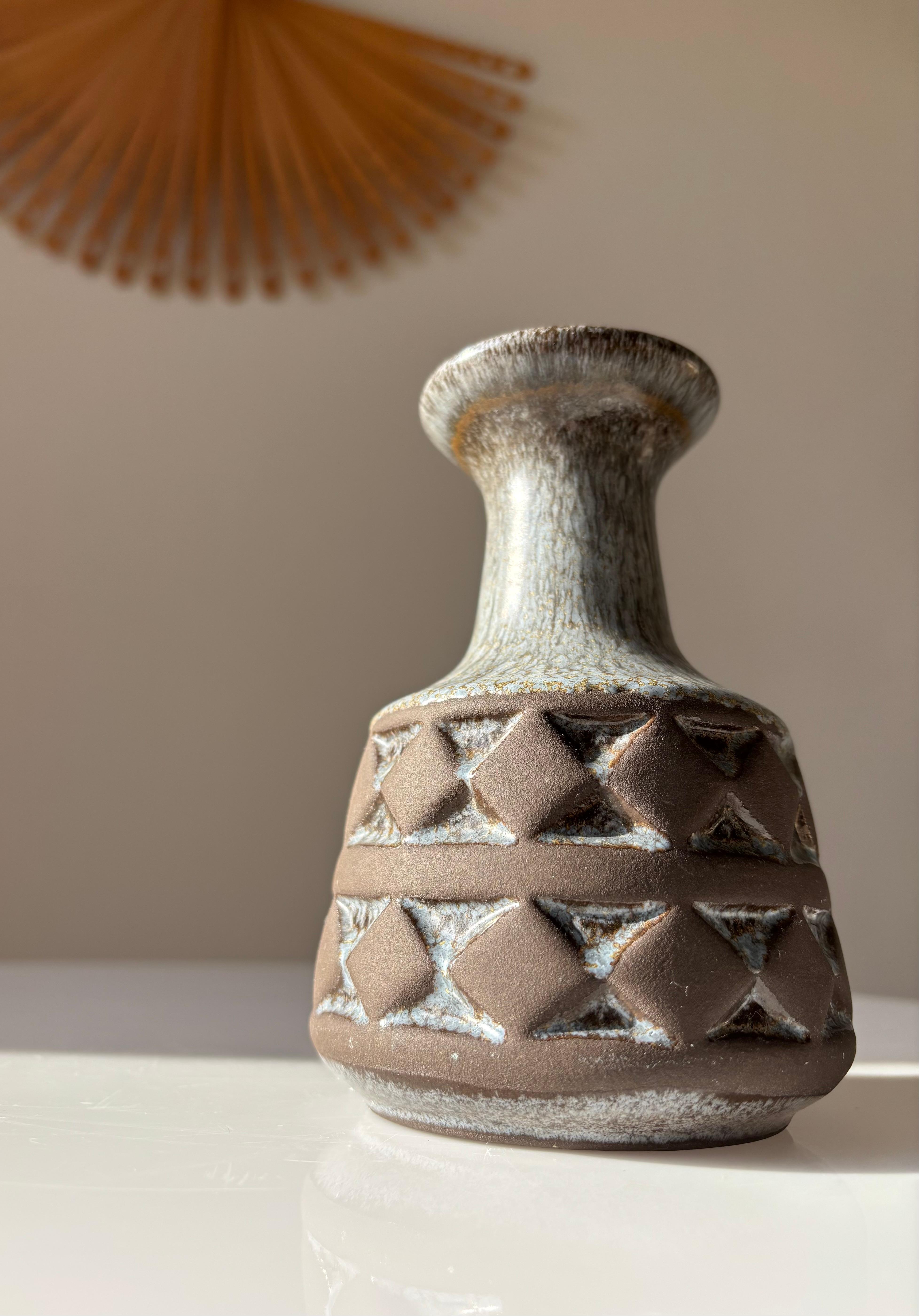 Intagliato a mano Vaso in gres danese moderno di Frank Studio A, 1960 in vendita