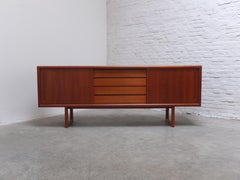 Freistehendes dänisches modernes Sideboard mit schrägen Füßen, 1960er Jahre
