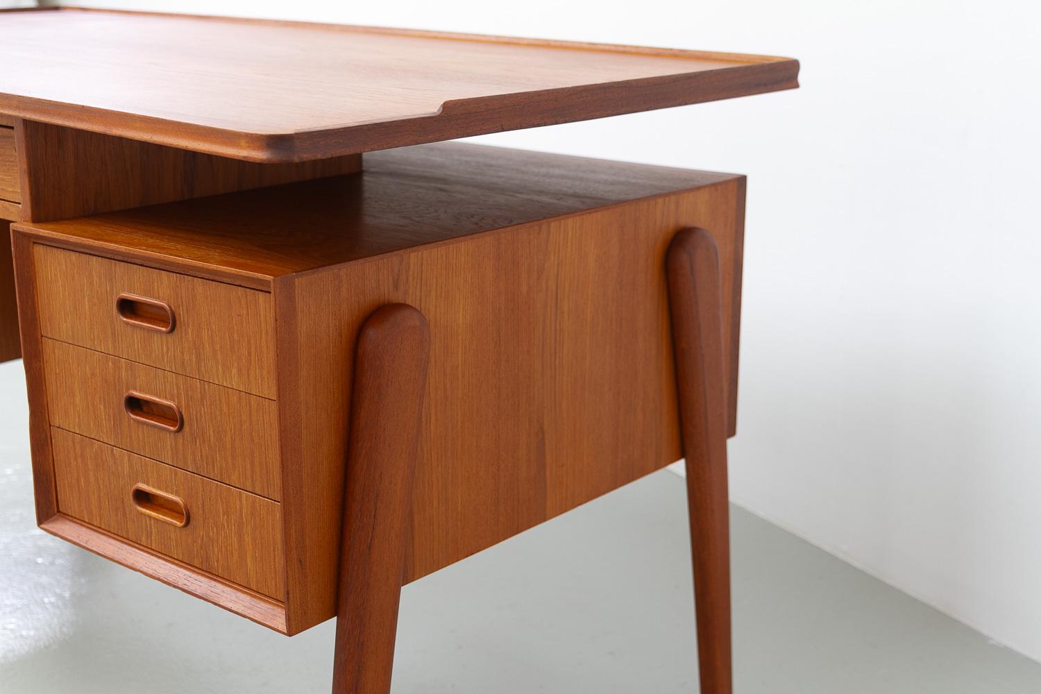 Bureau moderne danois autoportant en teck avec plateau flottant, années 1960 en vente 4