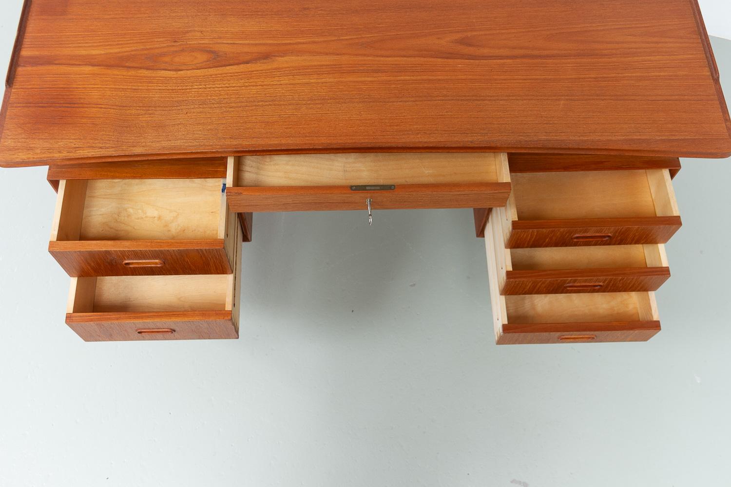 Bureau moderne danois autoportant en teck avec plateau flottant, années 1960 en vente 6