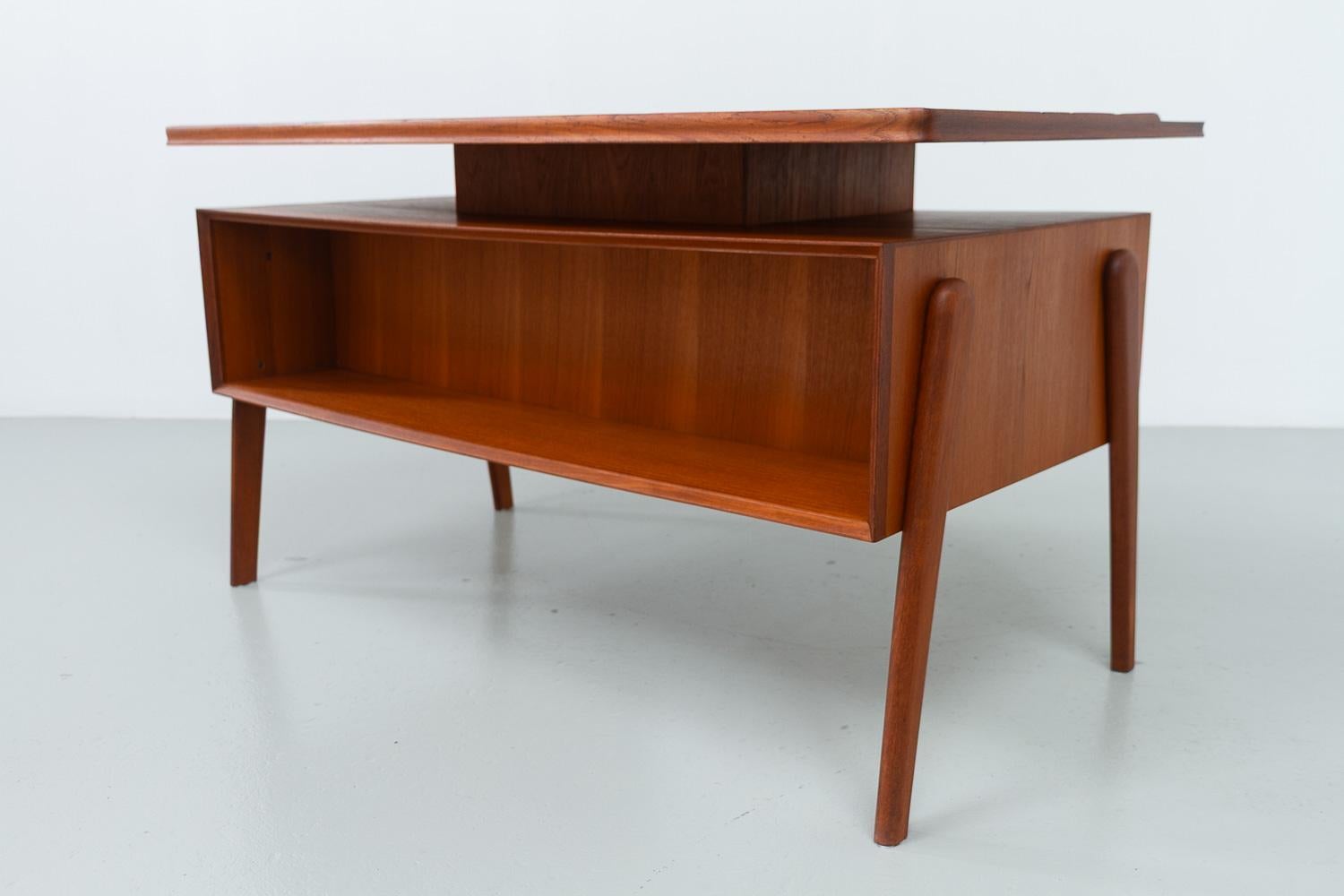 Bureau moderne danois autoportant en teck avec plateau flottant, années 1960 en vente 7