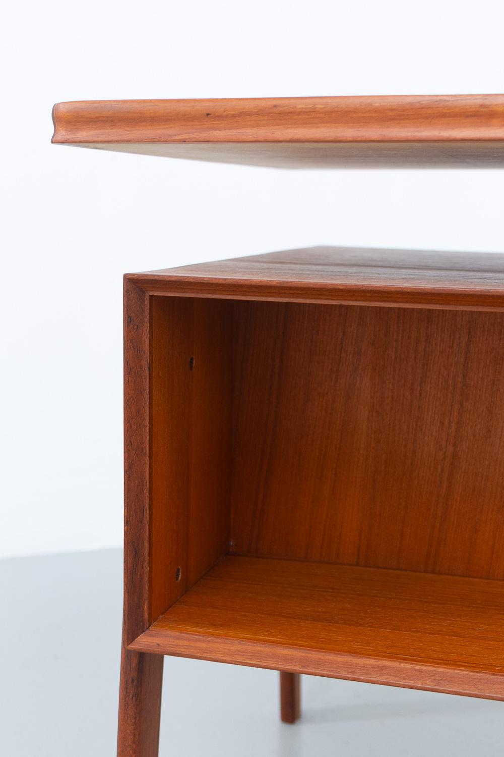 Bureau moderne danois autoportant en teck avec plateau flottant, années 1960 en vente 8