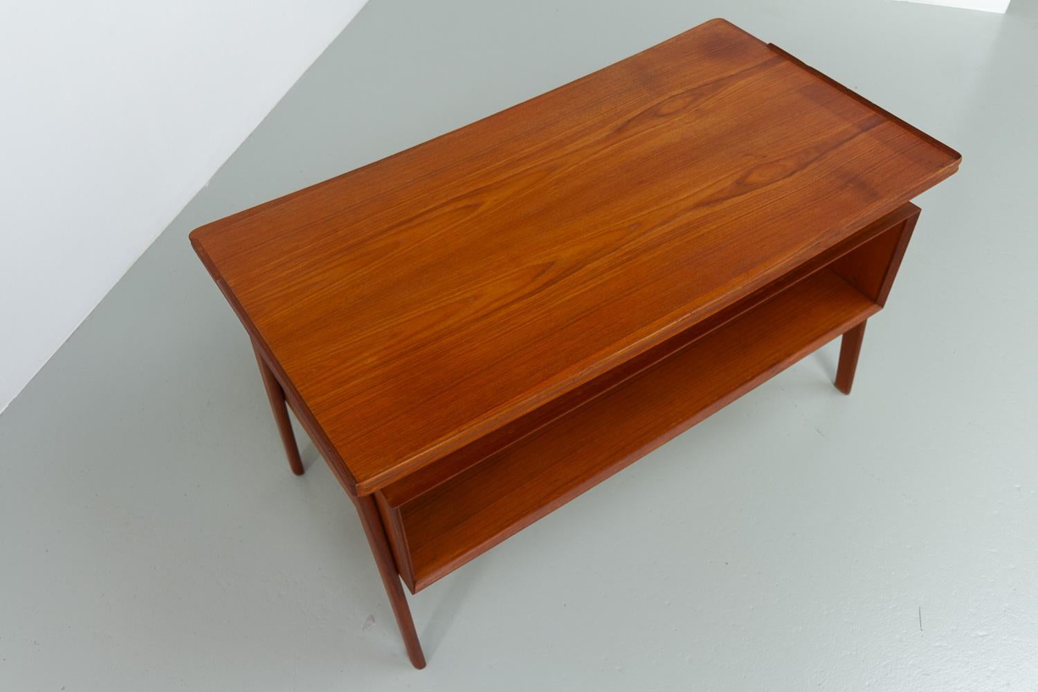 Bureau moderne danois autoportant en teck avec plateau flottant, années 1960 en vente 12