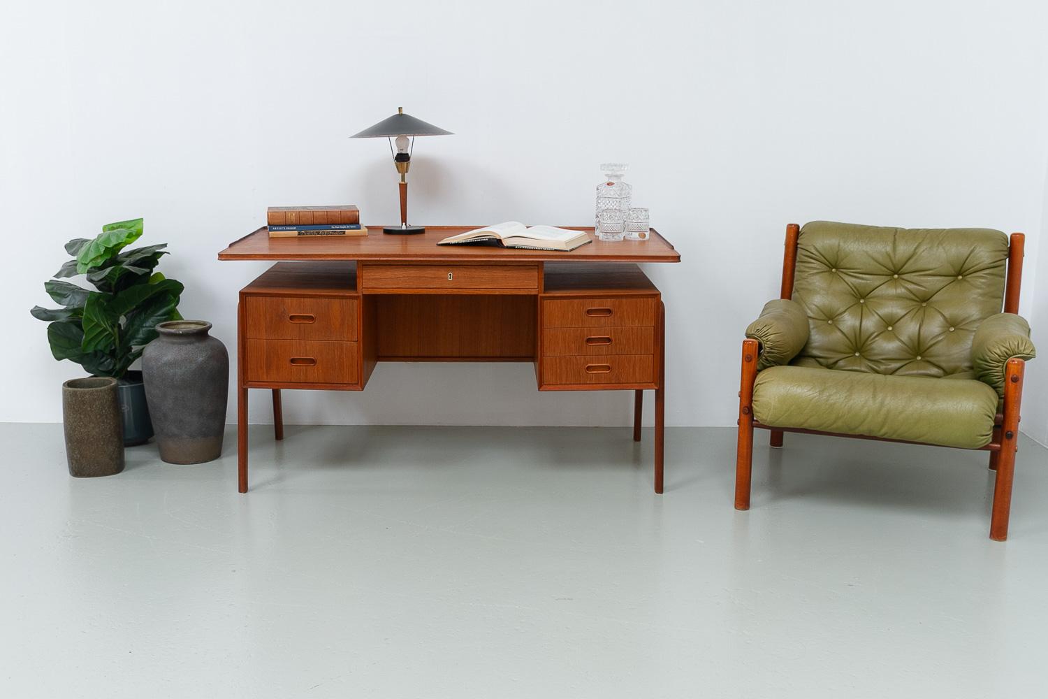 Bureau moderne danois en teck avec plateau flottant, années 1960.

Bureau en teck de style The Modern Scandinavian Mid-Century Modern avec de nombreux détails remarquables. Façade avec un total de six tiroirs, arrière avec une bibliothèque