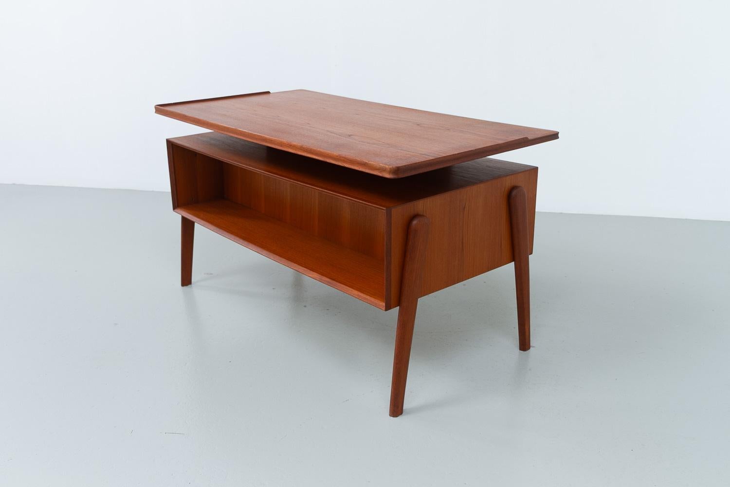 Bureau moderne danois autoportant en teck avec plateau flottant, années 1960 en vente 13