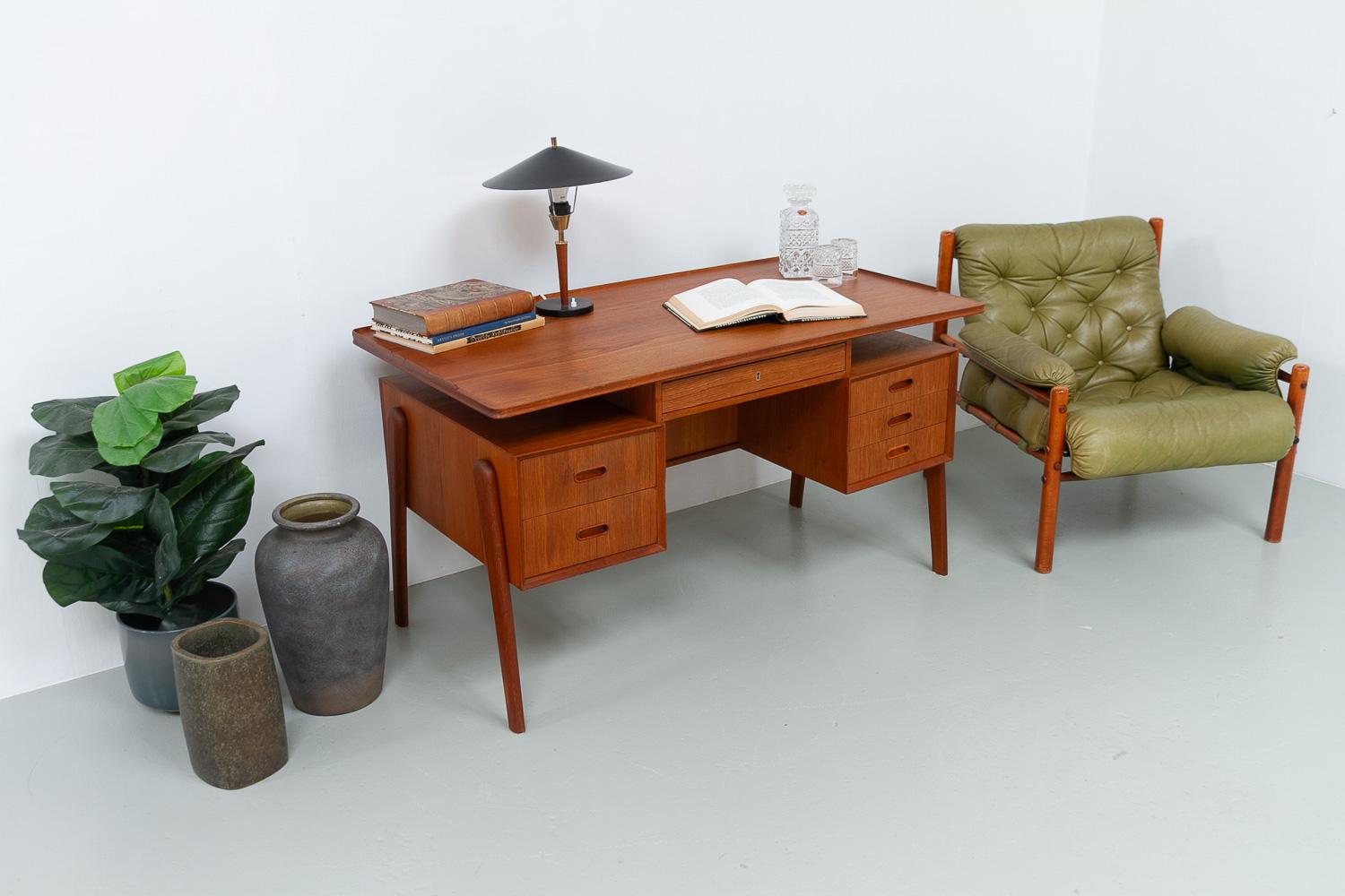 Mid-Century Modern Bureau moderne danois autoportant en teck avec plateau flottant, années 1960 en vente
