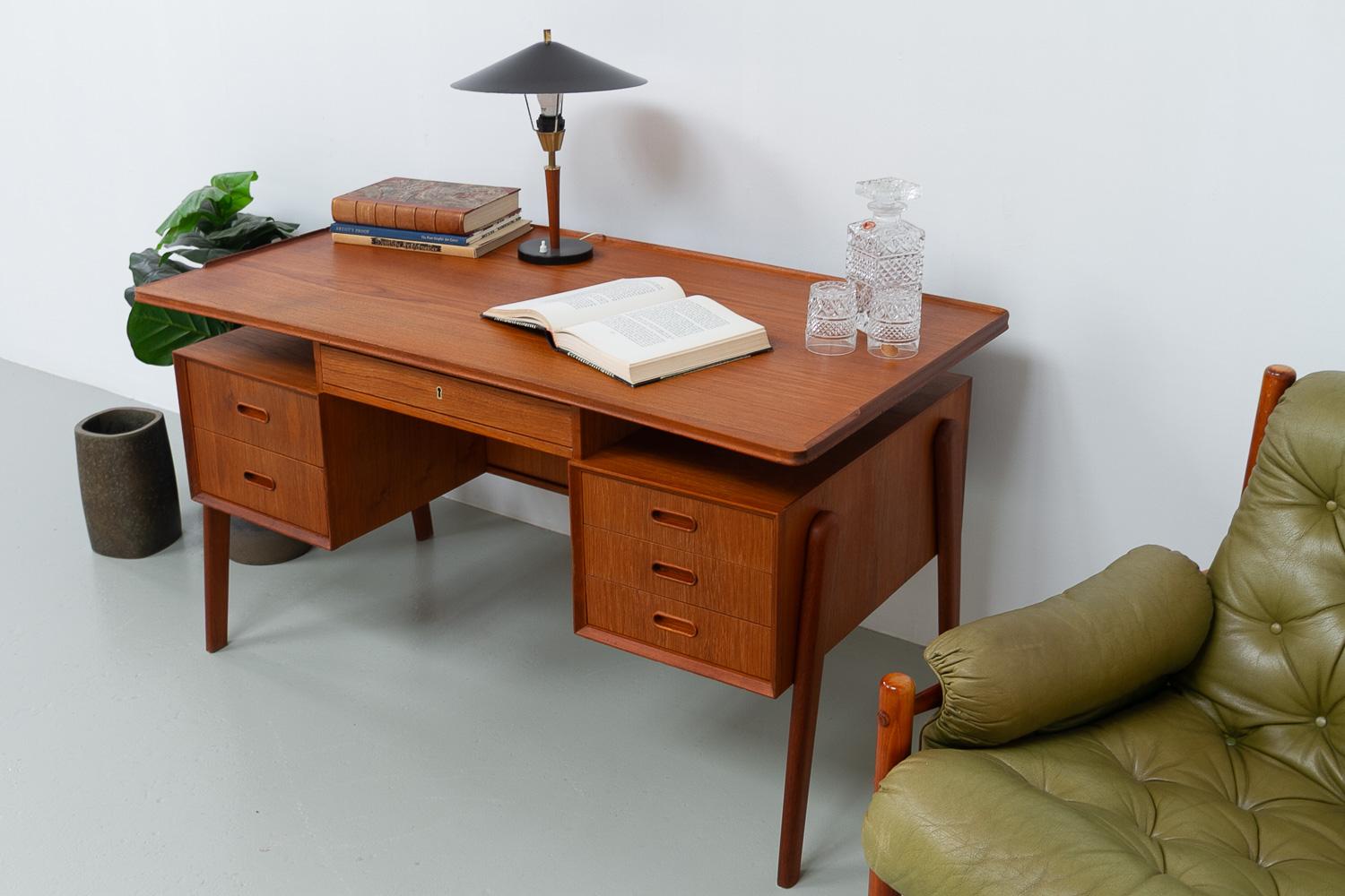 Danois Bureau moderne danois autoportant en teck avec plateau flottant, années 1960 en vente