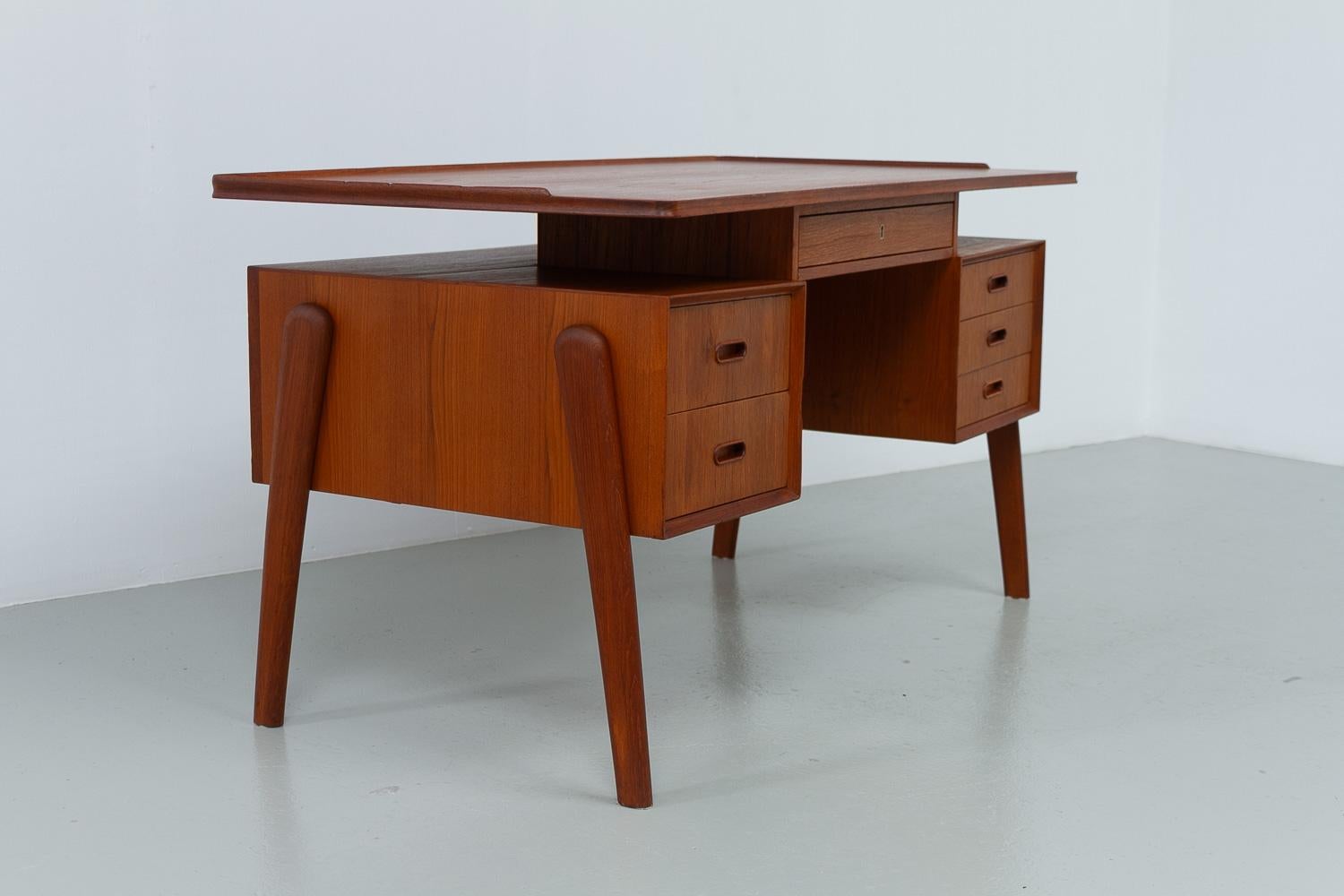 Milieu du XXe siècle Bureau moderne danois autoportant en teck avec plateau flottant, années 1960 en vente