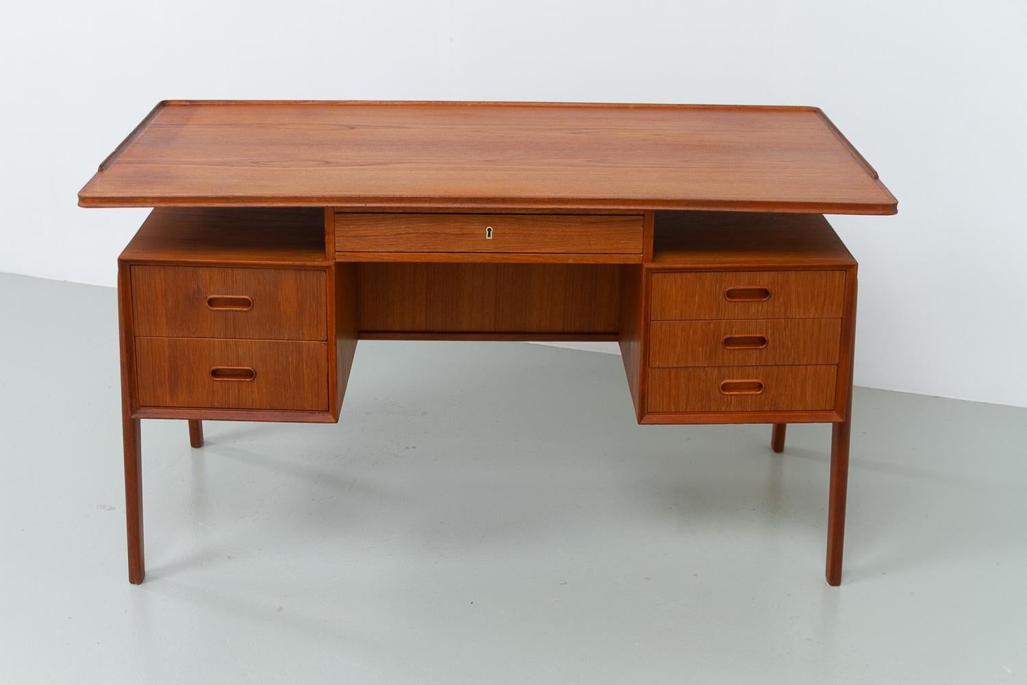 Teck Bureau moderne danois autoportant en teck avec plateau flottant, années 1960 en vente