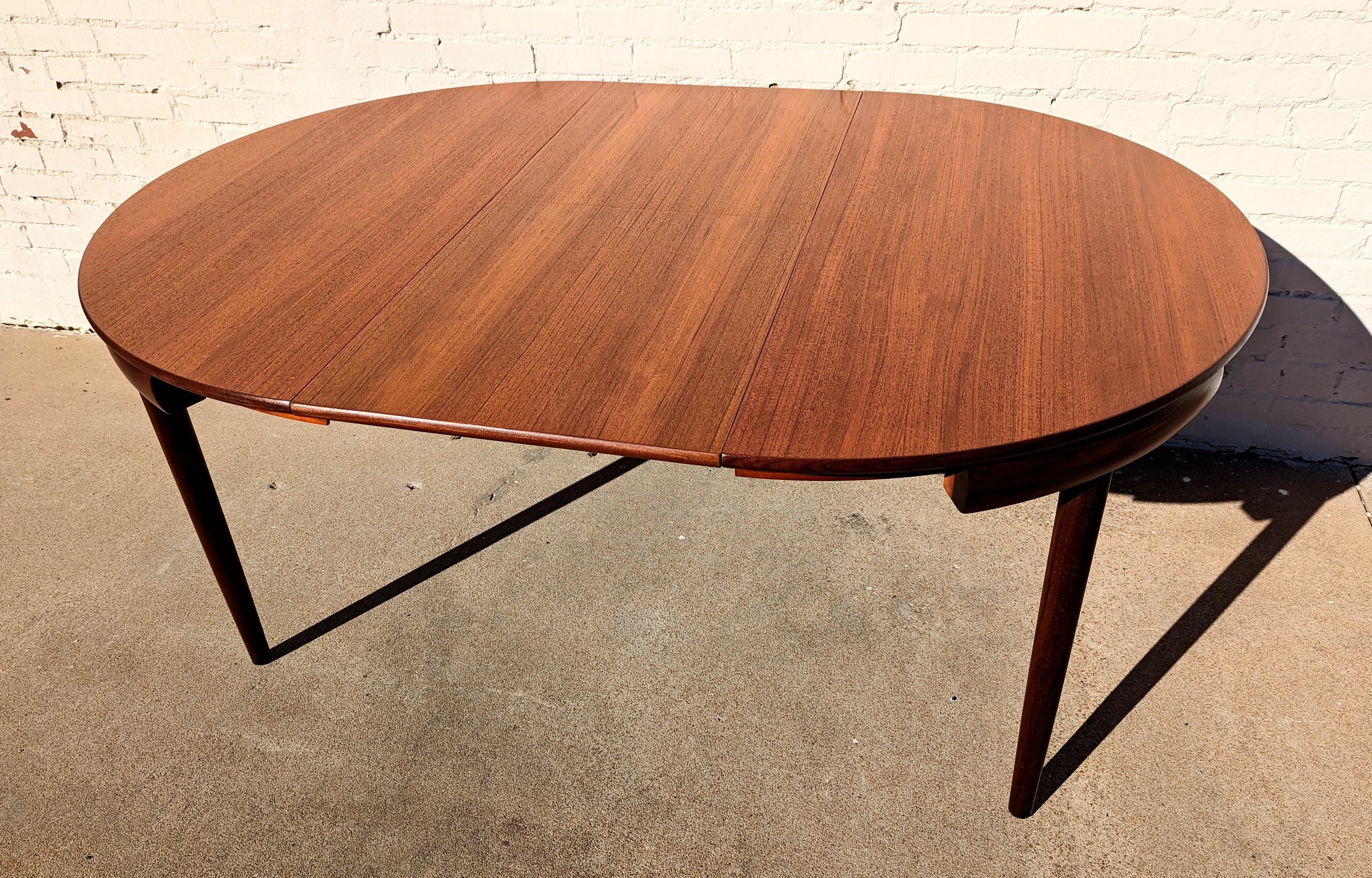 Late 20th Century Danish Modern Frem Rojle Dining Table and Chairs  For Sale