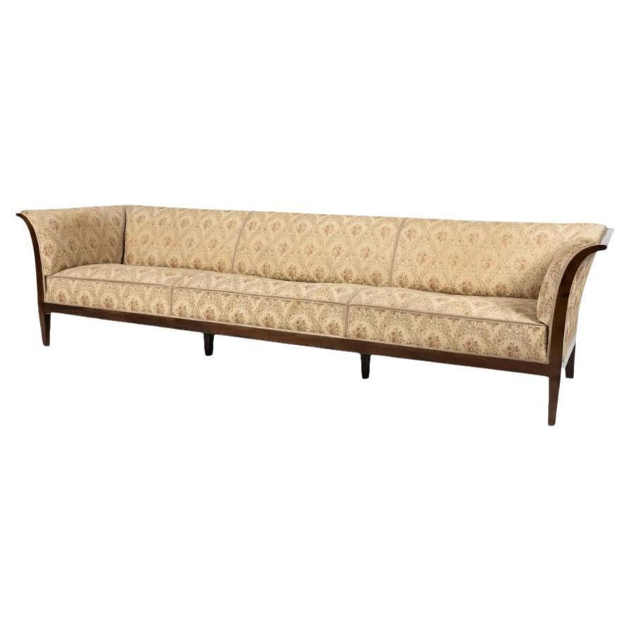 Canapé moderne danois, conçu par Frits Henningsen, Danemark, vers les années 1940. Ce canapé est actuellement en train d'être retapissé et peut être complété dans votre tissu. Il suffit de nous envoyer 14 mètres de votre tissu après l'achat.