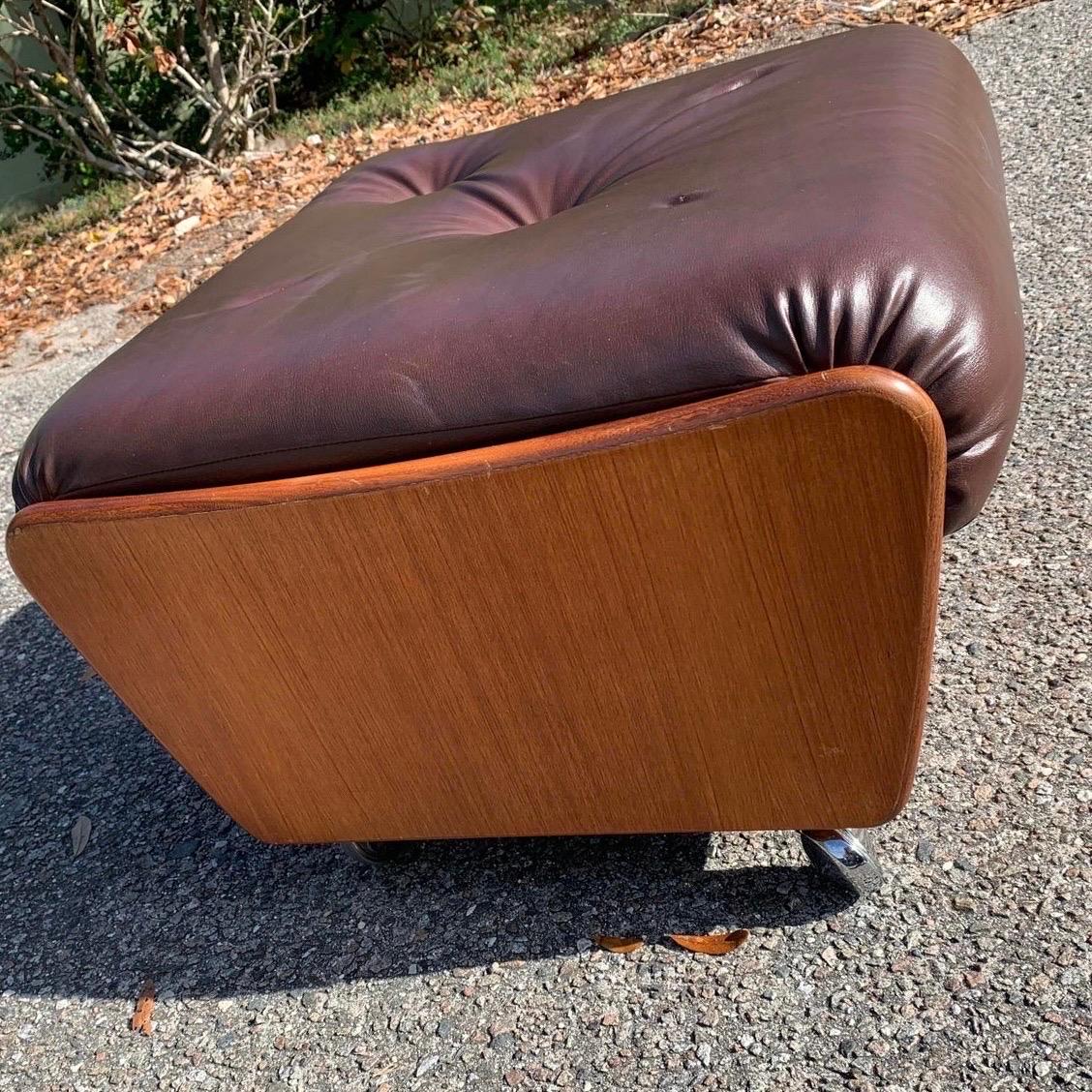 Vintage mid century G plan Saddleback Footstool on castors. Original upholstery in black vinyl with float buttons.

Versatile, stunning shape and fits two pairs of feet or useful as an extra seat!

