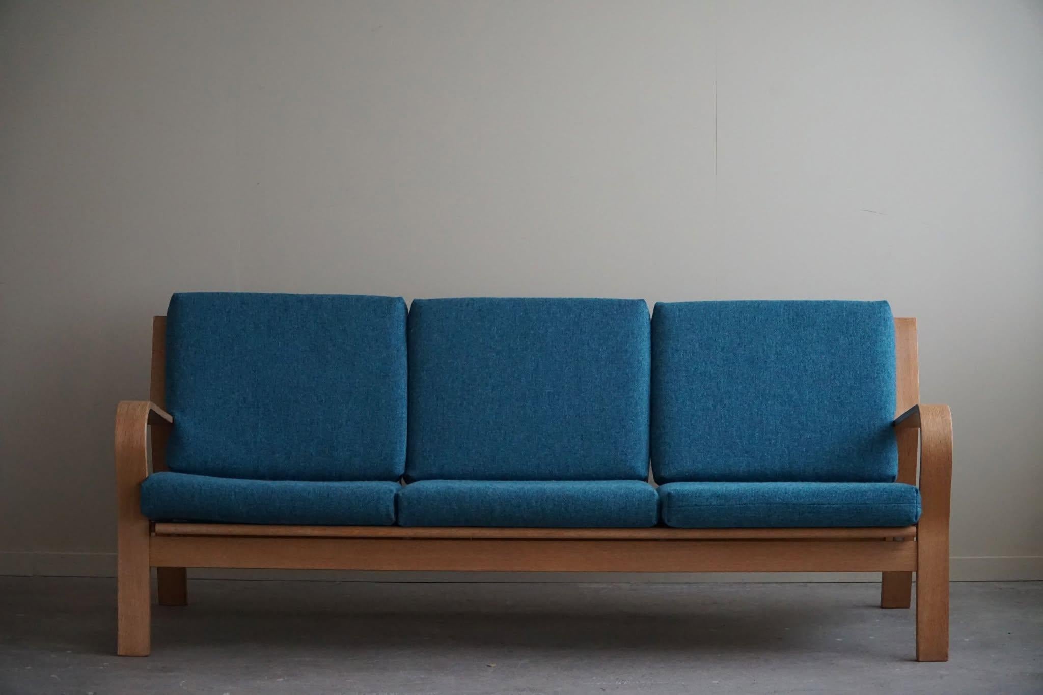 Danish Modern GE 671 Three-Seater Sofa by Hans J. Wegner for GETAMA, 1960s en venta 8