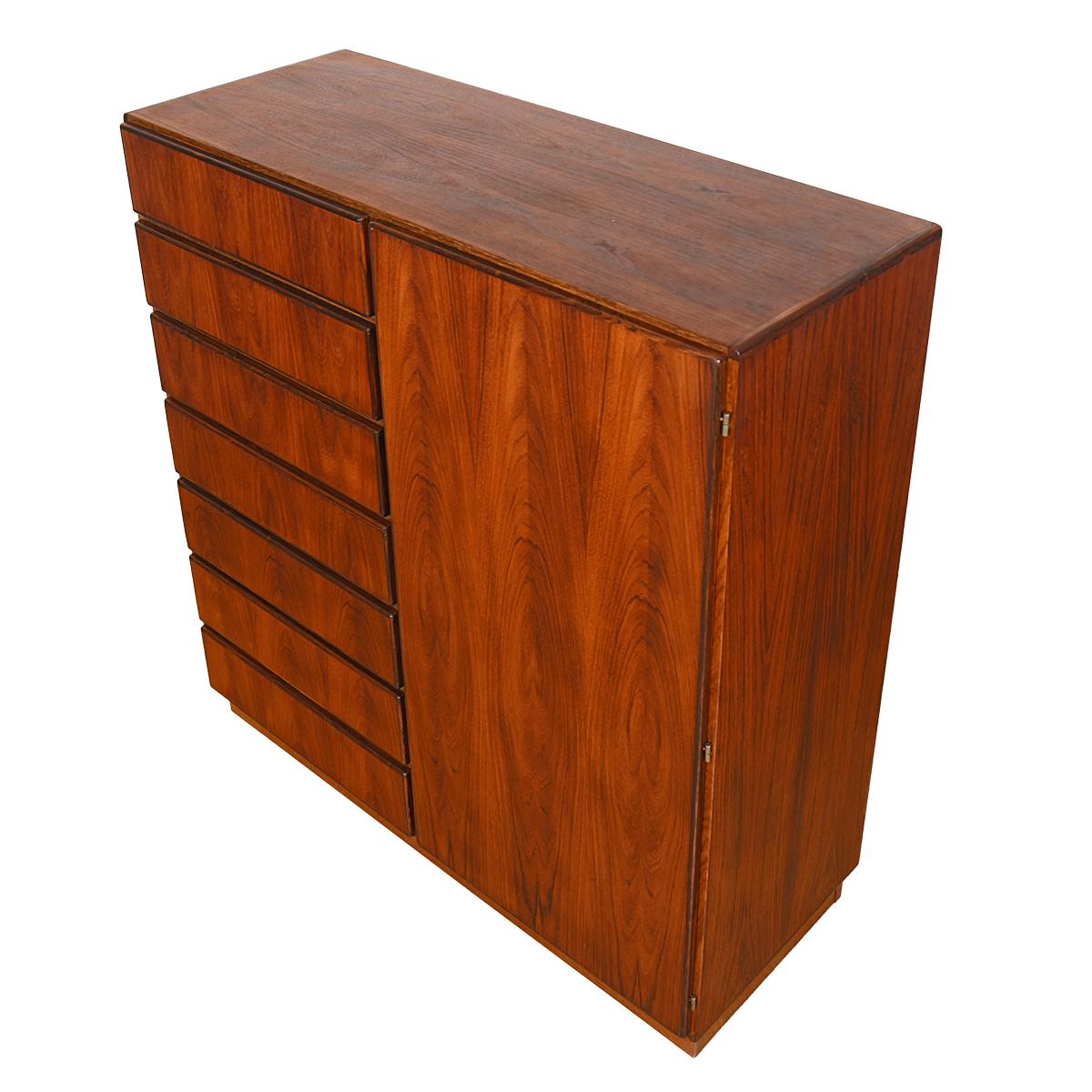 Mid-Century Modern Danish Modern Gentleman’s Chest/ Dresser in Rosewood For Sale
