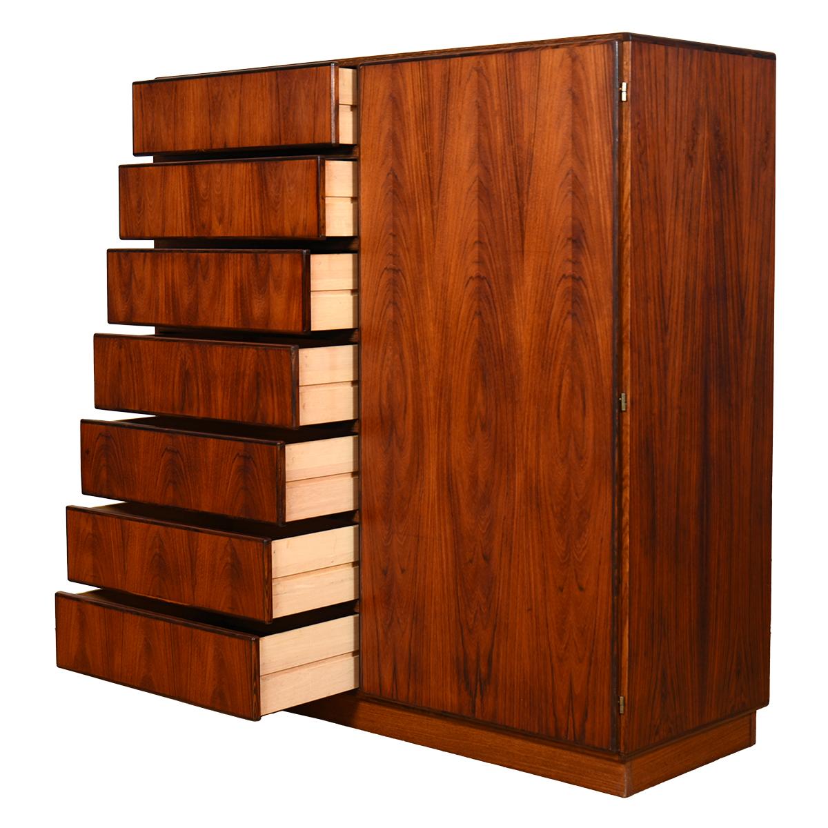 Danish Modern Gentleman’s Chest/ Dresser in Rosewood In Good Condition For Sale In Kensington, MD