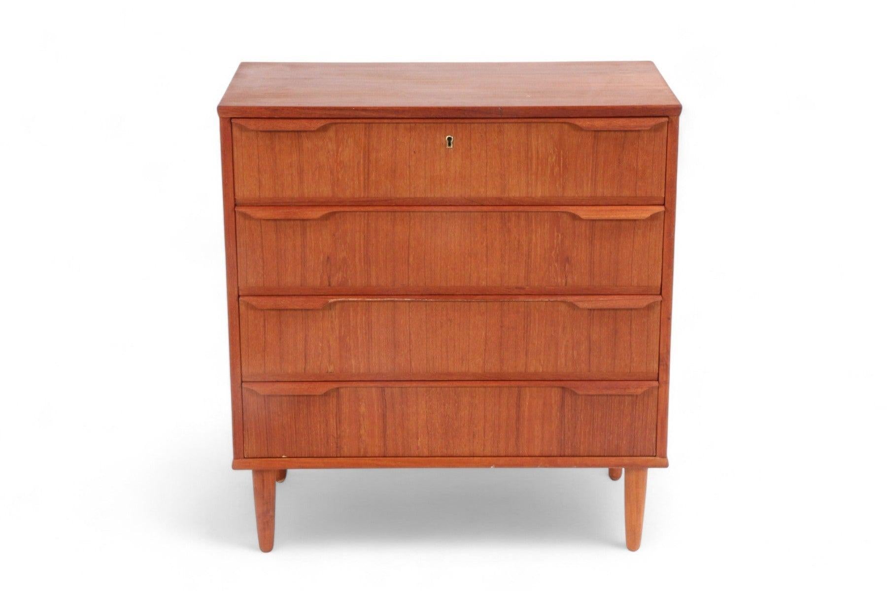 Origine: Danimarca
Designer: Trekanten Møbelfabrik
Produttore: Trekanten Møbelfabrik
Epoca: anni '50
Materiali: Teak
Misure: 32