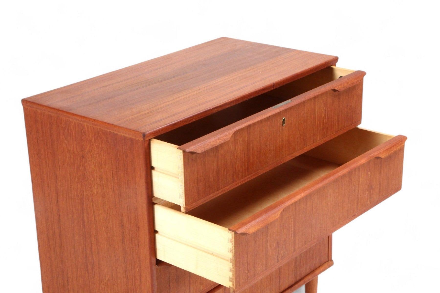 Mid-Century moderno Cassapanca danese moderna in teak di Trekanten in vendita