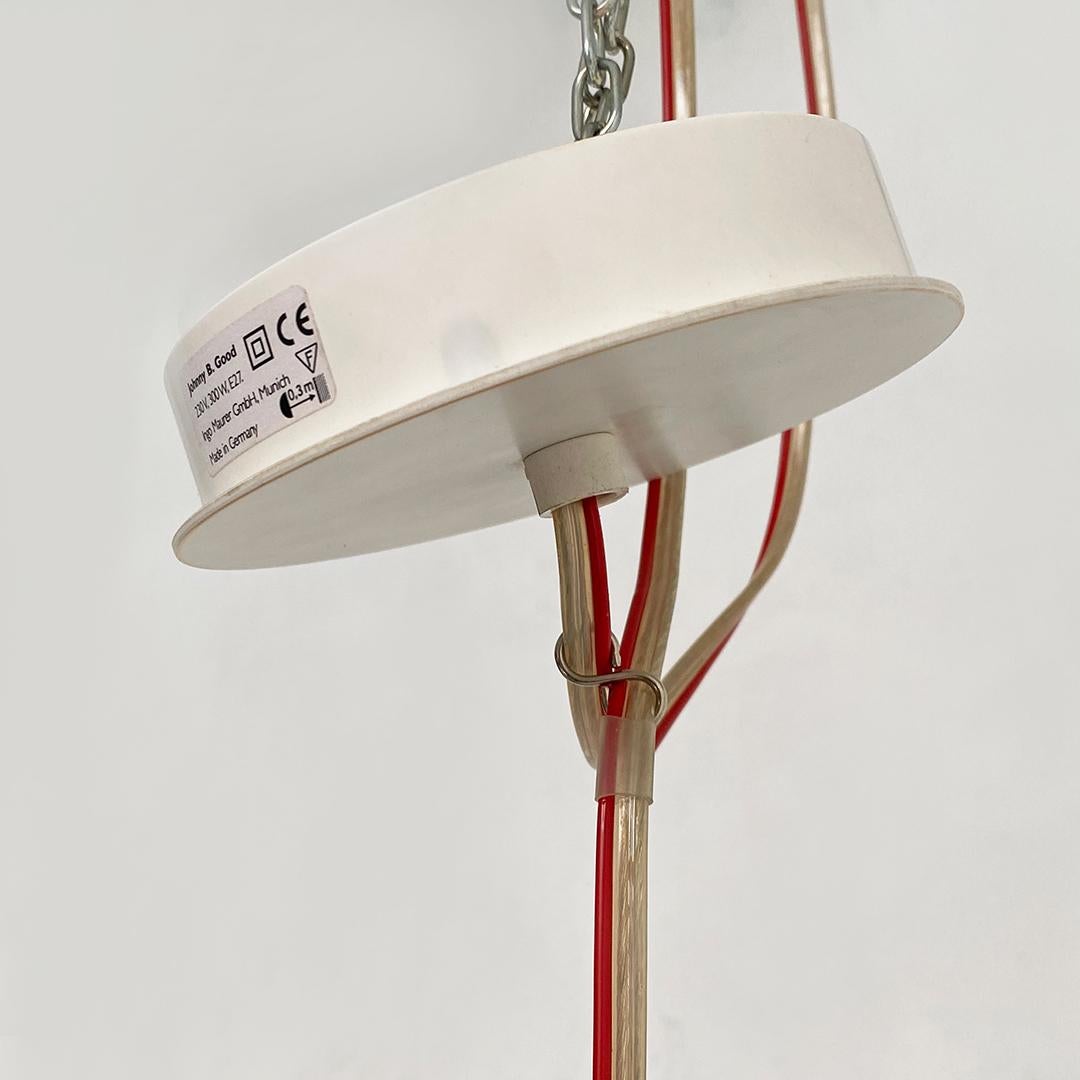 Lampadario moderno danese in vetro bianco e trasparente Johnny B. Good di Dessecker per Ingo Maurer GmbH, 2002.
Lampada a sospensione modello Johnny B. Buona con portalampada in vetro a forma di bulbo e attacco in vetro, in parte bianco opale e in