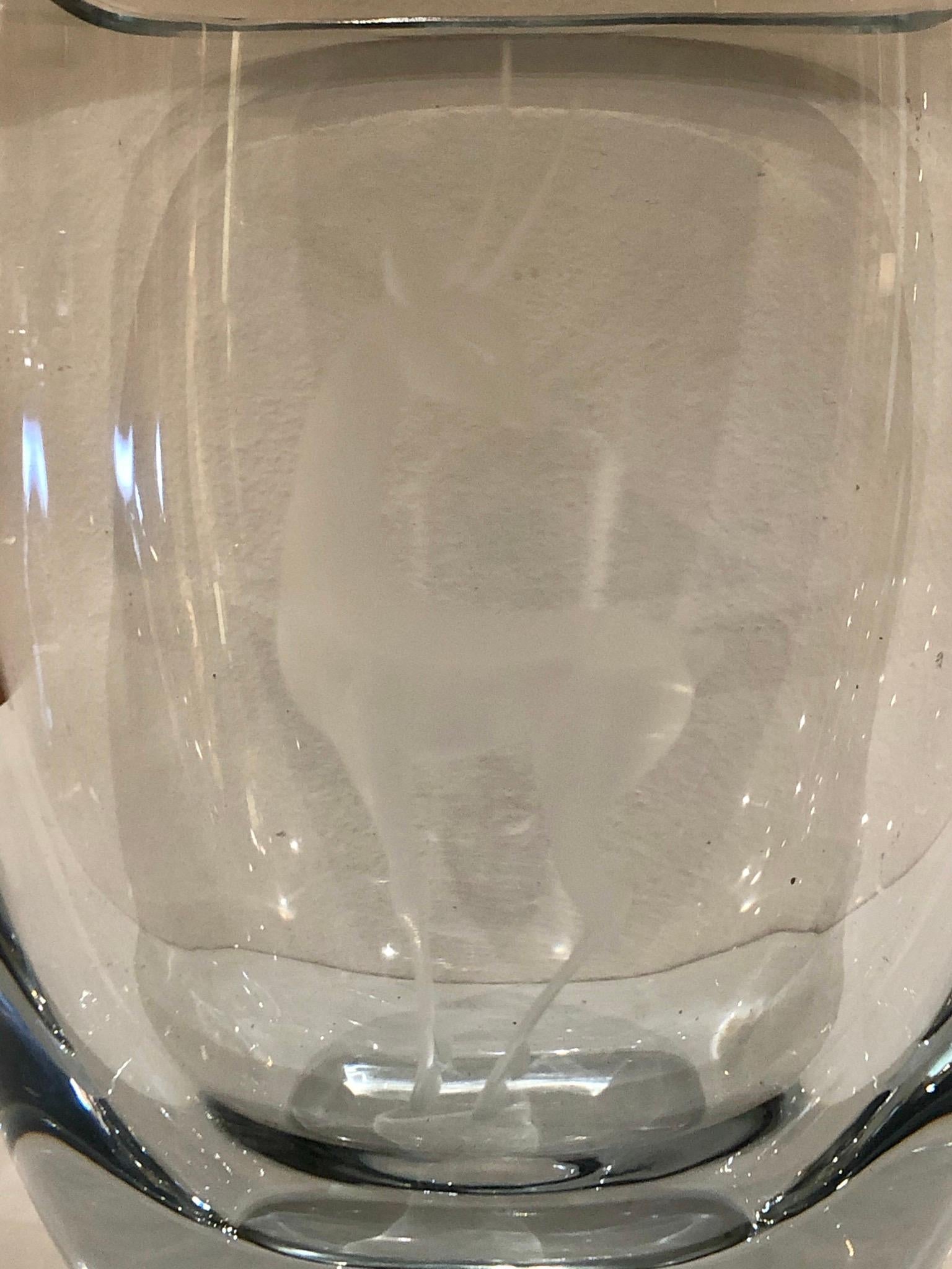 Scandinavo moderno Vaso di vetro moderno danese con renna incisa di Strombergshyttan in vendita
