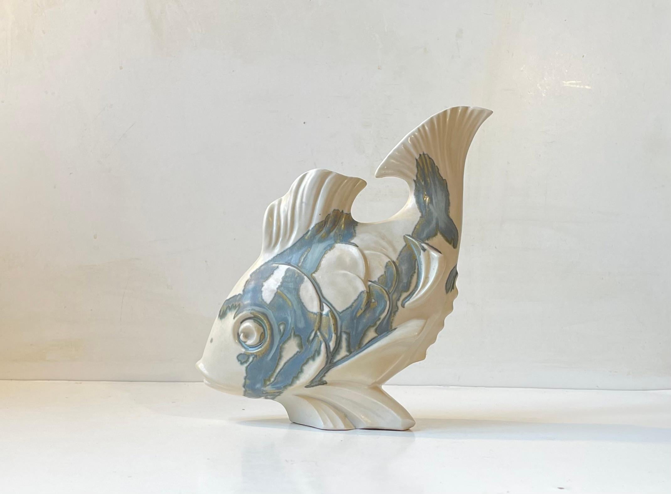 Nella cultura giapponese il pesce Koi simboleggia contemporaneamente coraggio, perseveranza, audacia e amore. Questa emblematica scultura in gres, tuttavia, è stata realizzata in Danimarca da Aage Würtz intorno agli anni 1970-80. È realizzato con