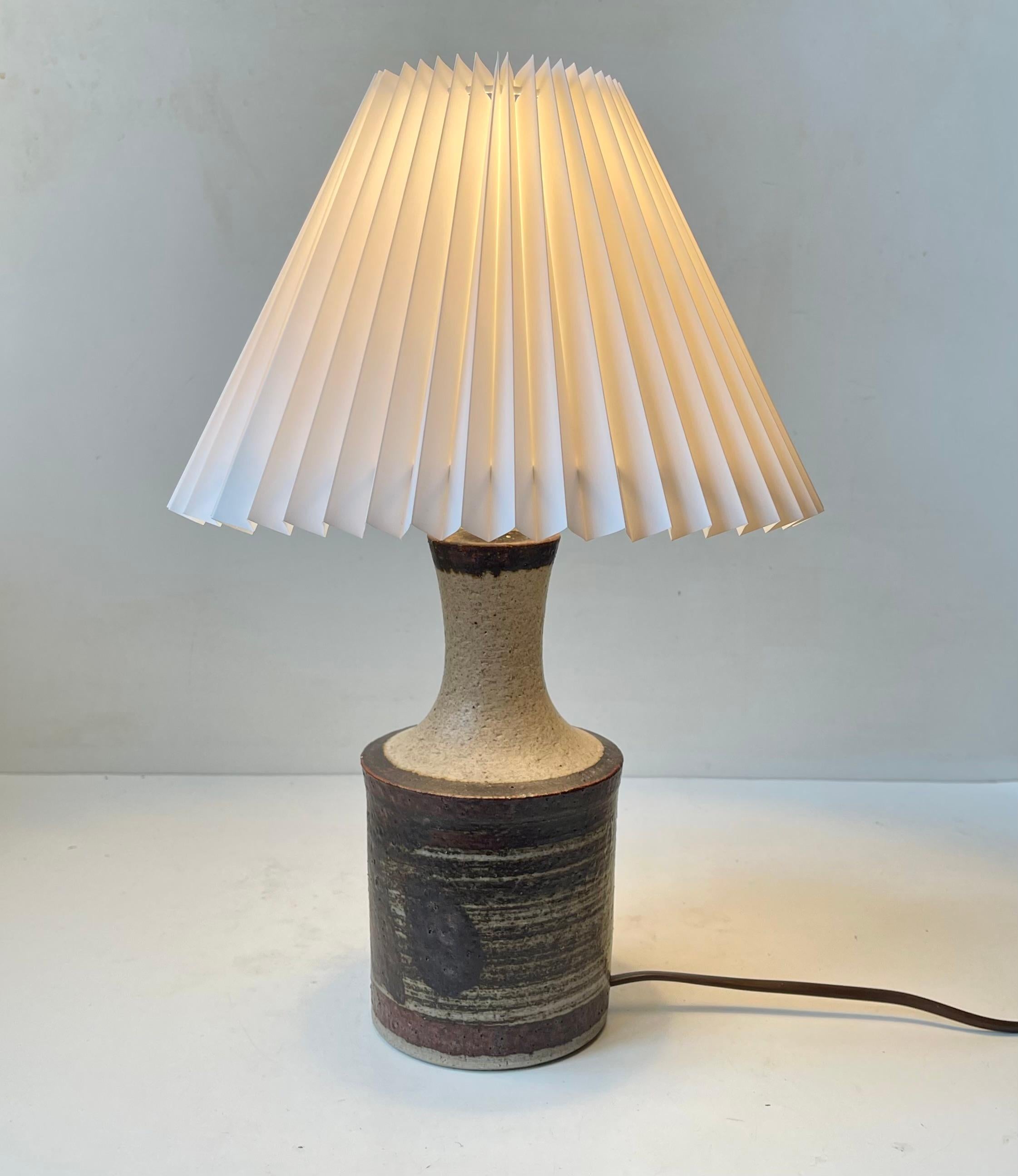 Moderne dänische Tischlampe aus glasiertem Steingut von Axella Stentøj, 1970er Jahre (Dänisch) im Angebot