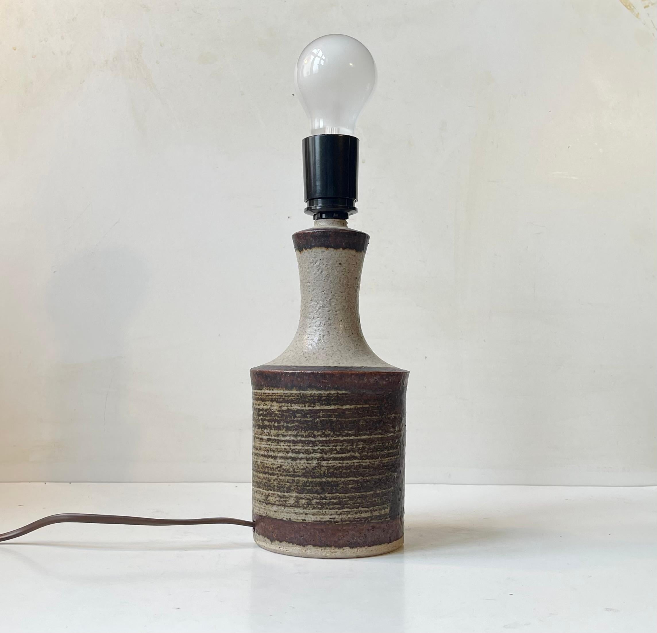 Moderne dänische Tischlampe aus glasiertem Steingut von Axella Stentøj, 1970er Jahre (Glasiert) im Angebot