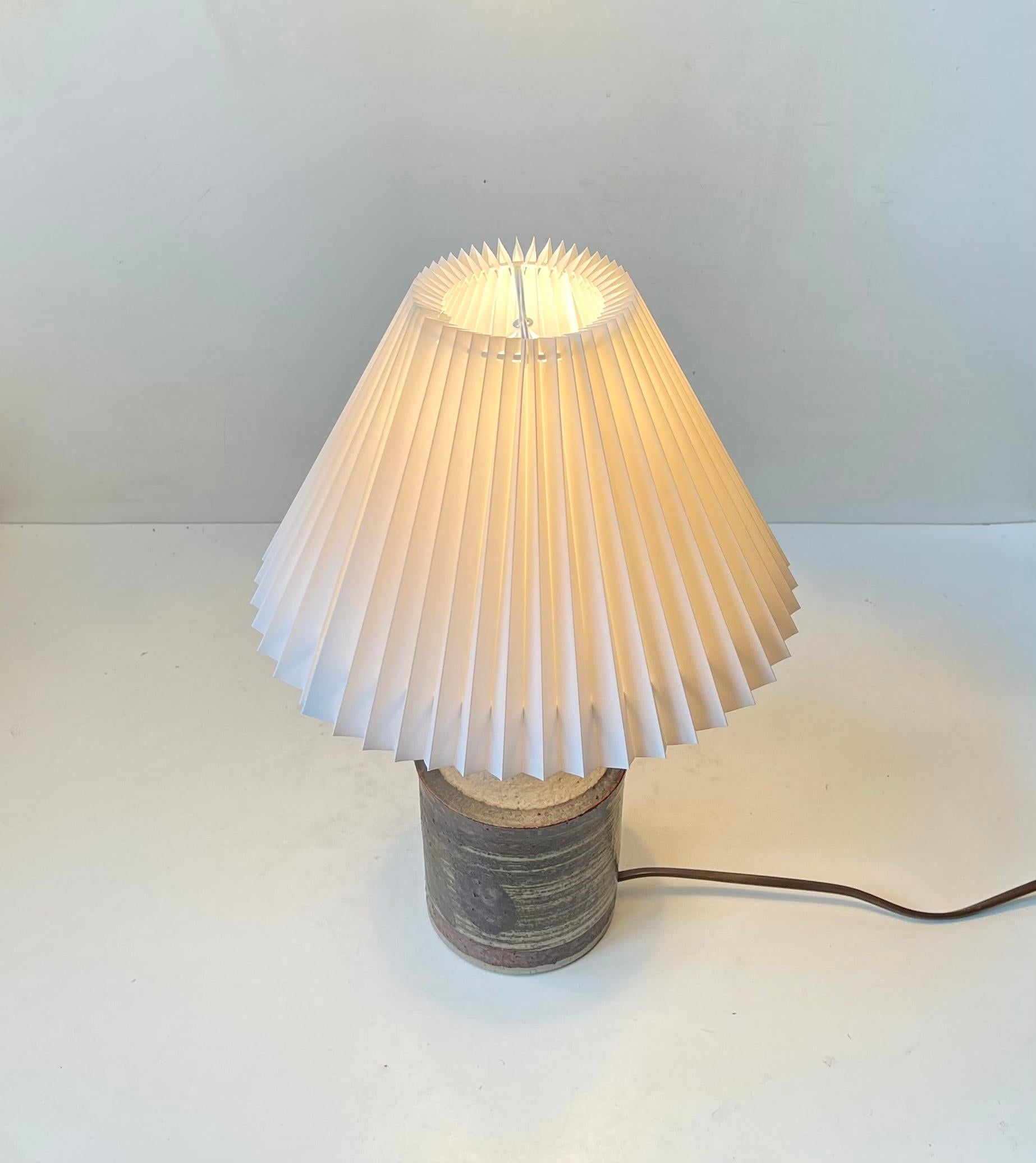 Moderne dänische Tischlampe aus glasiertem Steingut von Axella Stentøj, 1970er Jahre (Ende des 20. Jahrhunderts) im Angebot