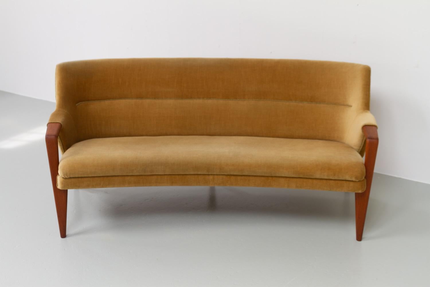 Danish Modern Golden Velvet Banana Sofa by Kurt Olsen, 1950s. In Good Condition In Asaa, DK
