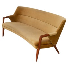 Dänisches modernes Sofa aus goldenem Samt in Bananenform von Kurt Olsen, 1950er Jahre.