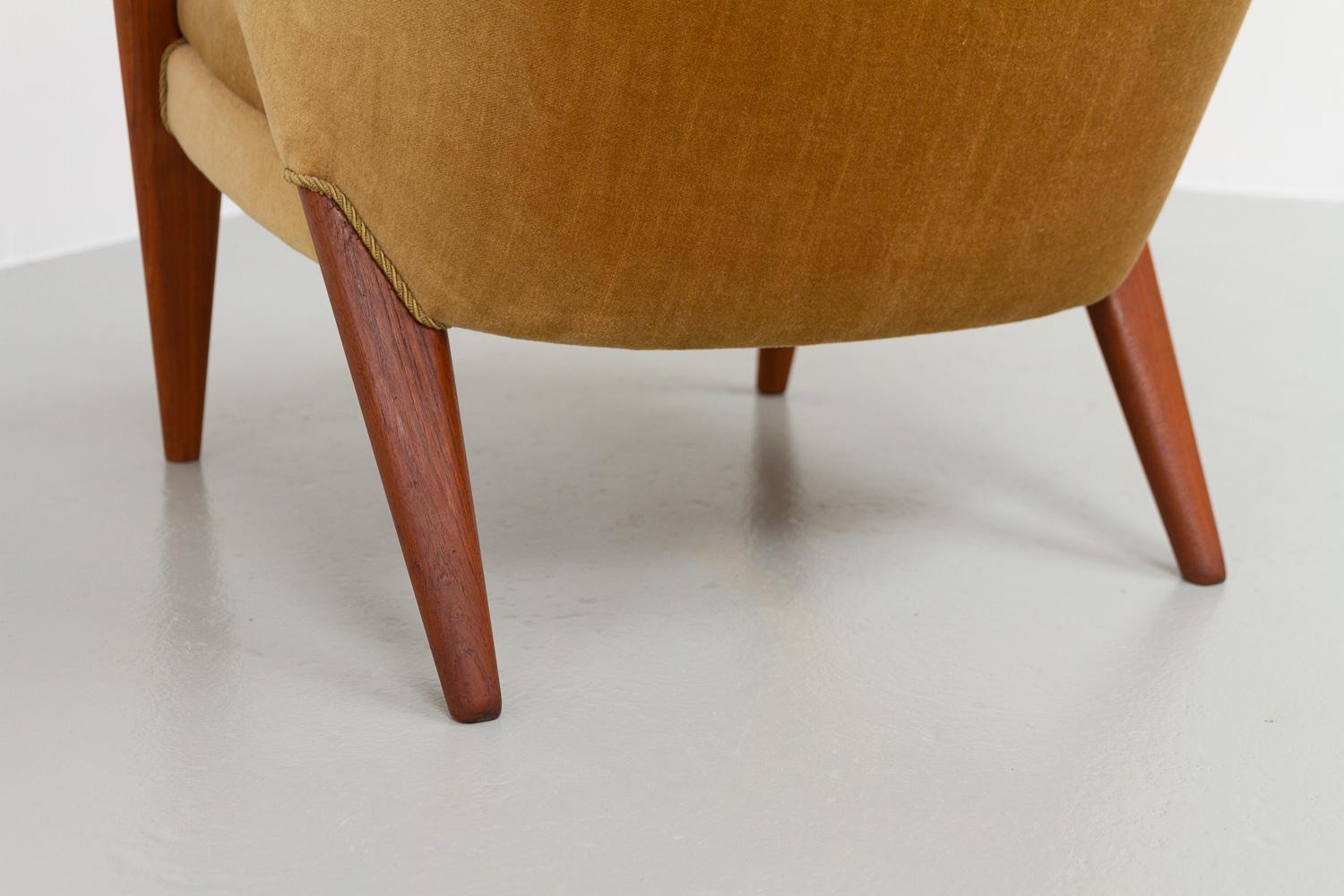 Danish Modern Golden Velvet Lounge Chair by Kurt Olsen, 1950s. 10