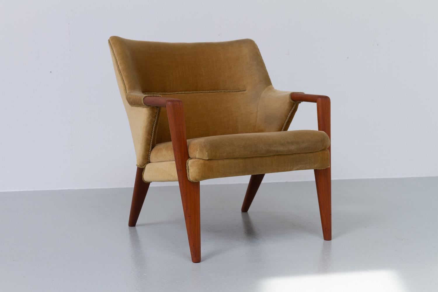 Danish Modern Golden Velvet Lounge Chair by Kurt Olsen, 1950s. In Good Condition In Asaa, DK