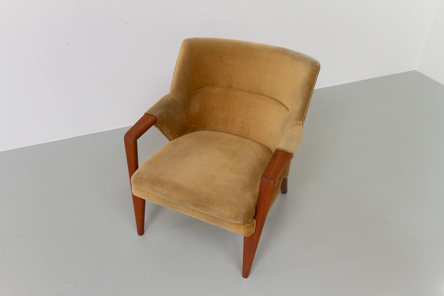 Danish Modern Golden Velvet Lounge Chair by Kurt Olsen, 1950s. 4
