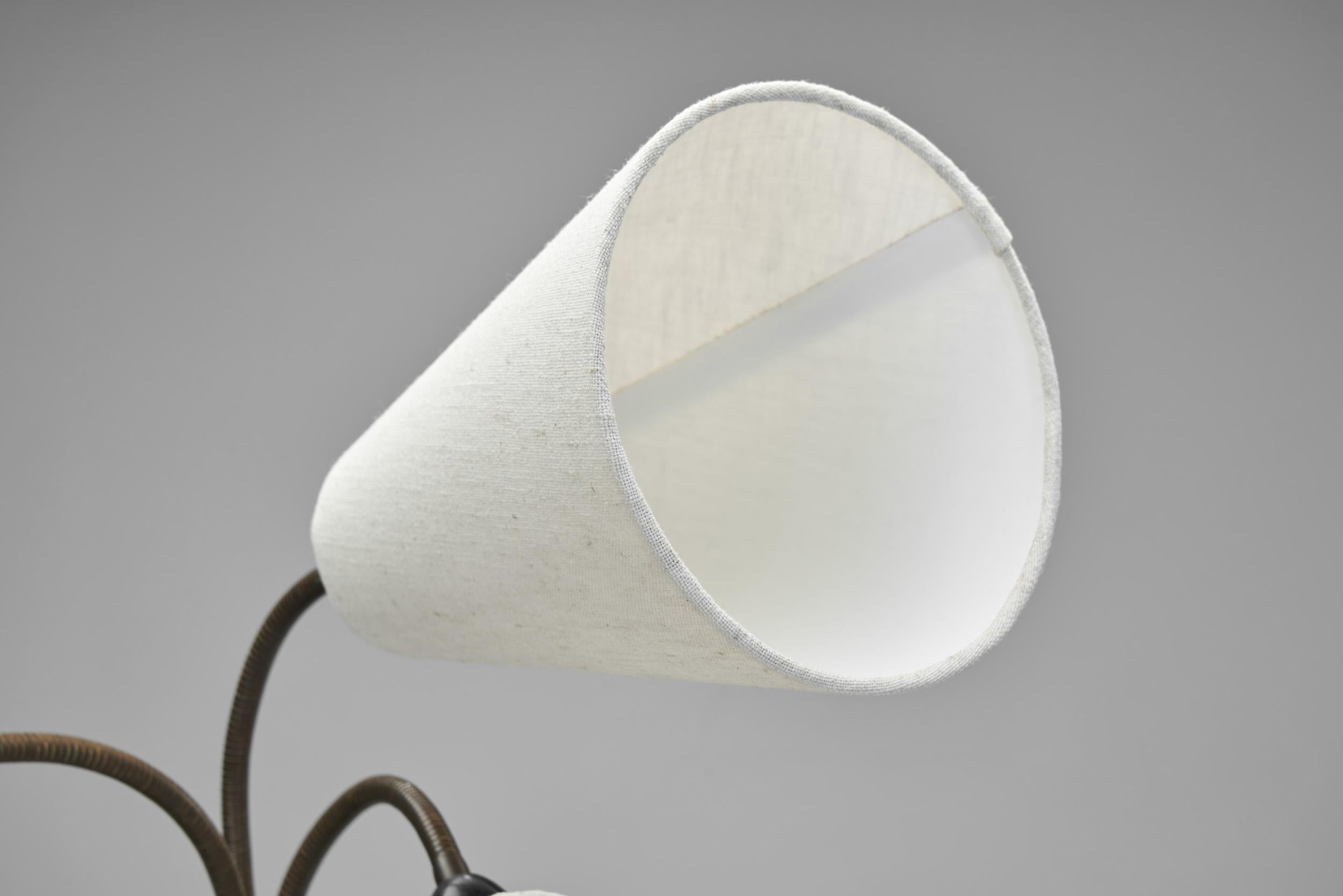 Lampadaire moderne danois à col de cygne avec tige enveloppée de cuir, Danemark, années 1950 en vente 6