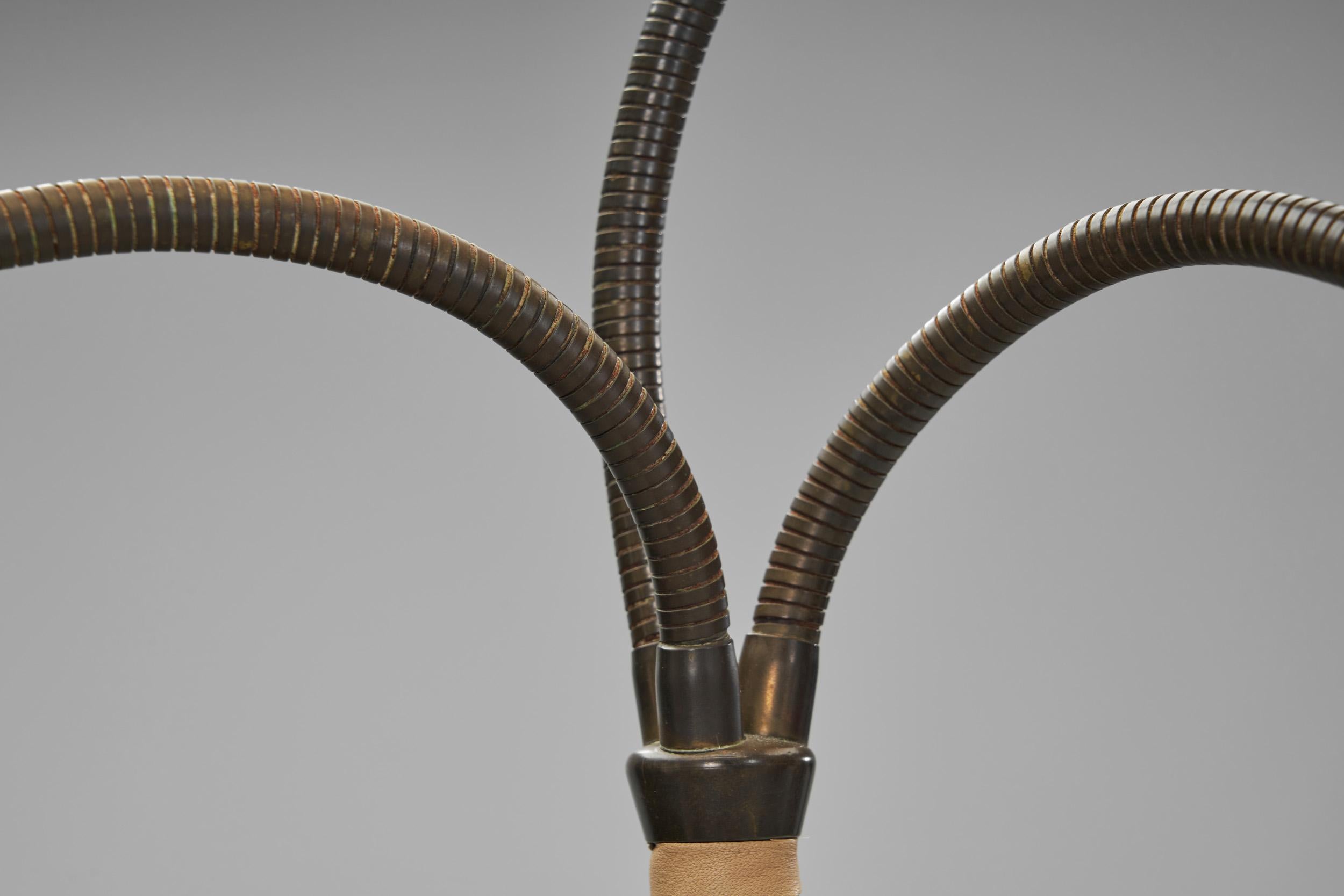 Lampadaire moderne danois à col de cygne avec tige enveloppée de cuir, Danemark, années 1950 en vente 8