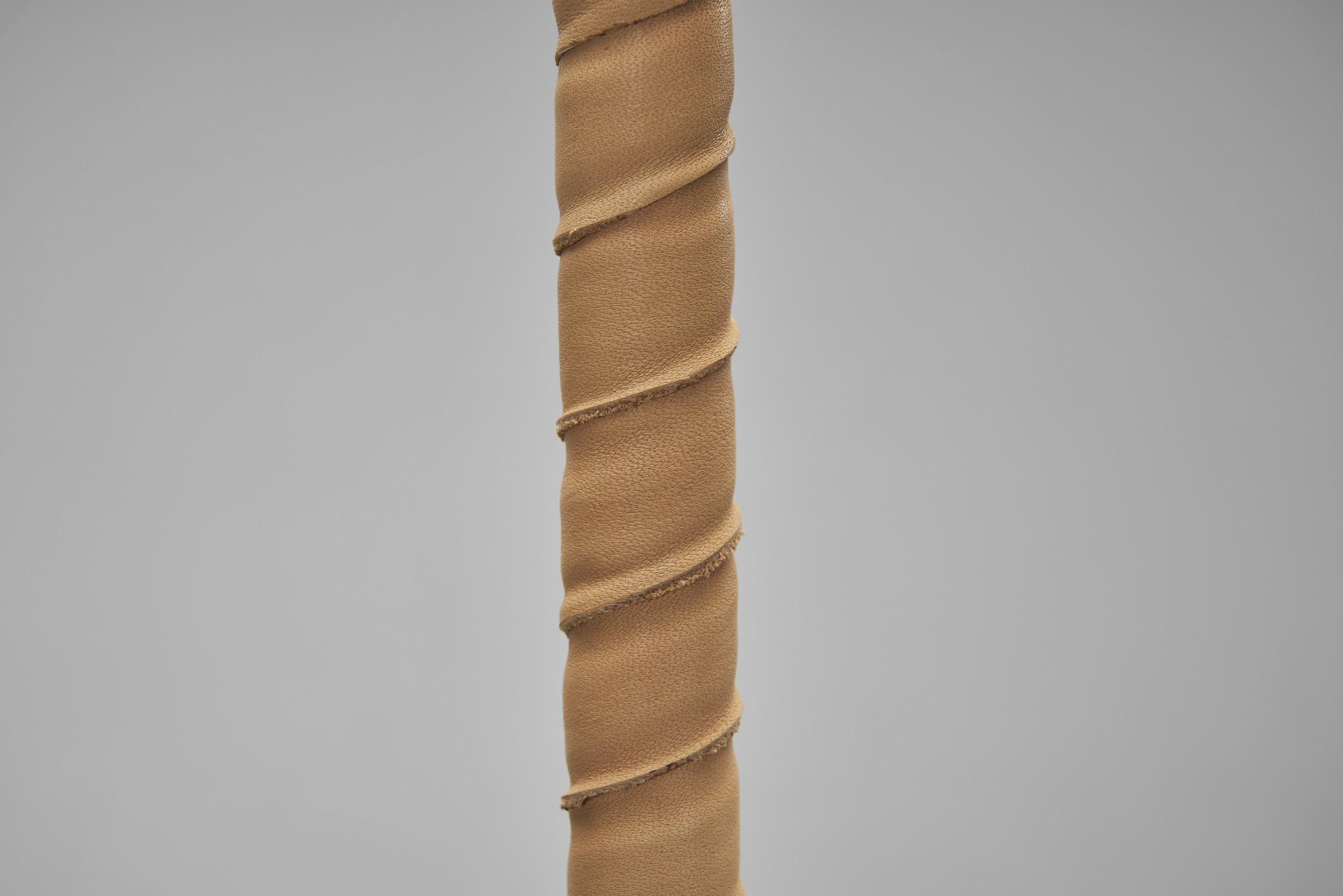 Lampadaire moderne danois à col de cygne avec tige enveloppée de cuir, Danemark, années 1950 en vente 10