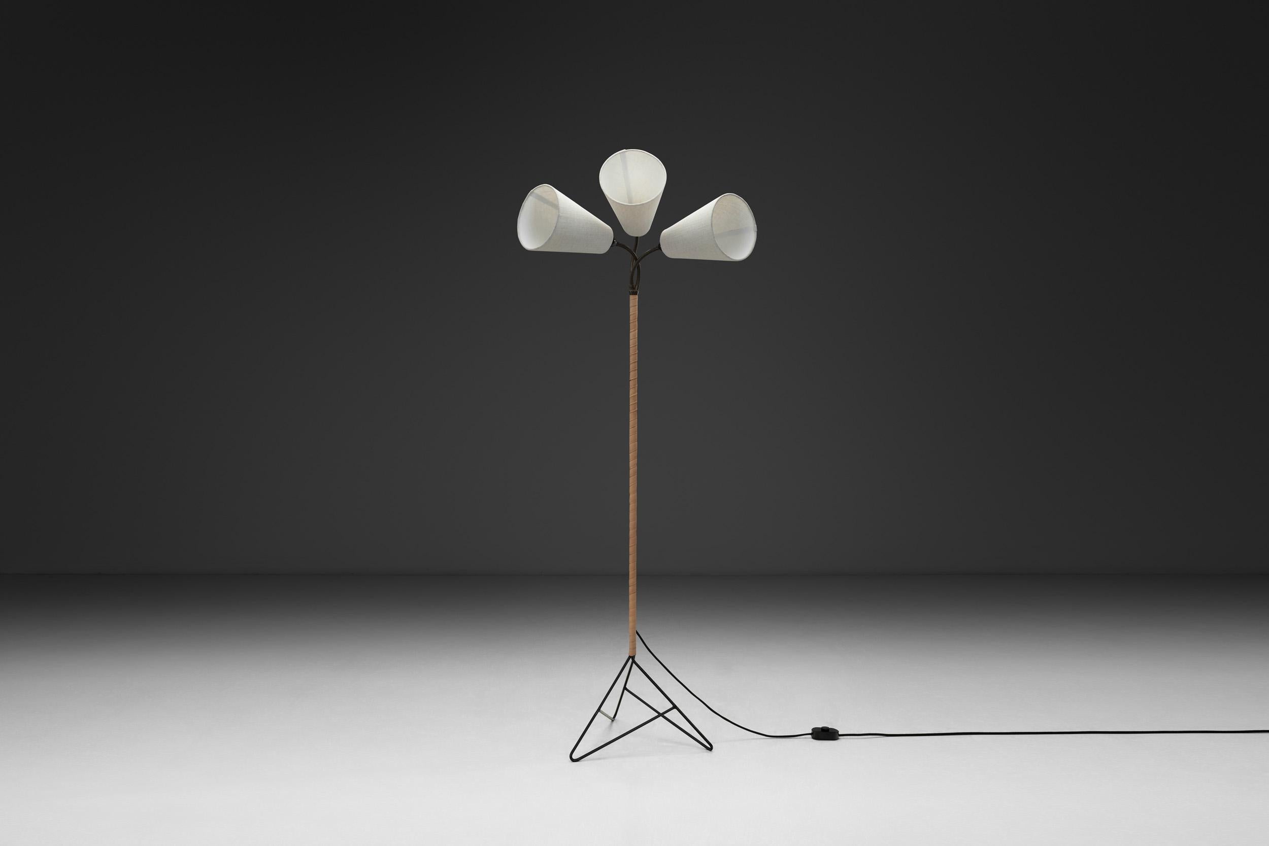 Mid-Century Modern Lampadaire moderne danois à col de cygne avec tige enveloppée de cuir, Danemark, années 1950 en vente