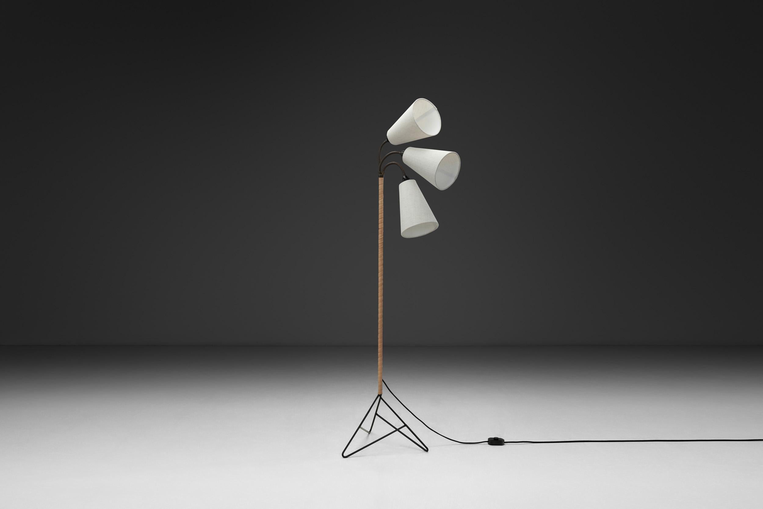 Lampadaire moderne danois à col de cygne avec tige enveloppée de cuir, Danemark, années 1950 Bon état - En vente à Utrecht, NL