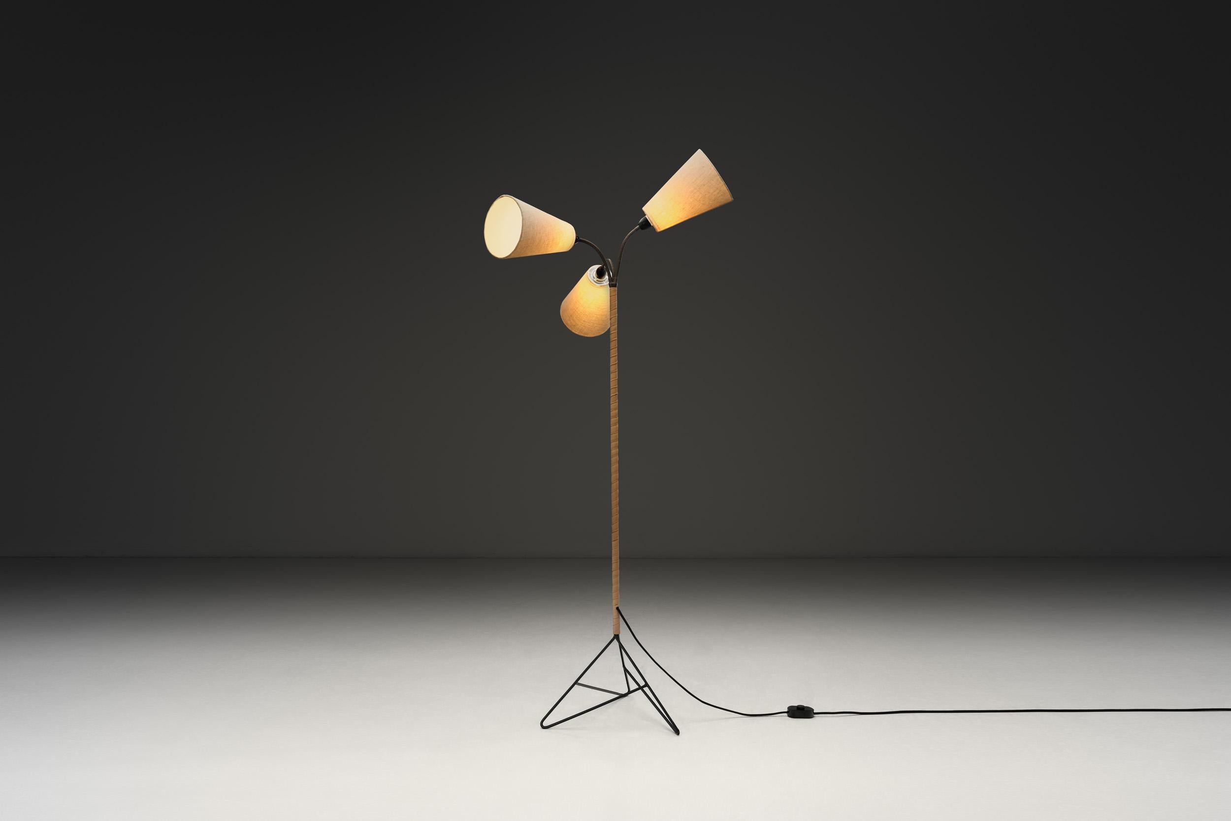 Milieu du XXe siècle Lampadaire moderne danois à col de cygne avec tige enveloppée de cuir, Danemark, années 1950 en vente