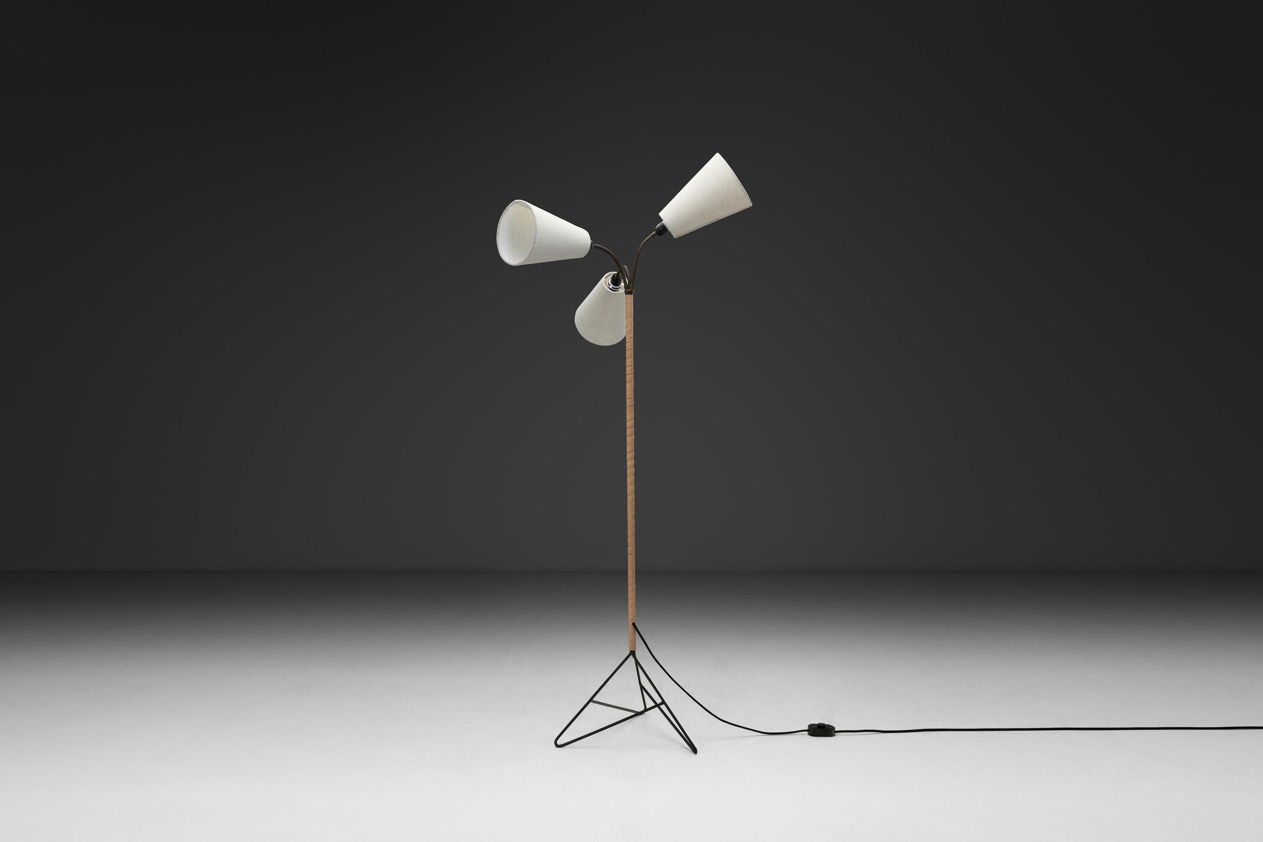 Métal Lampadaire moderne danois à col de cygne avec tige enveloppée de cuir, Danemark, années 1950 en vente