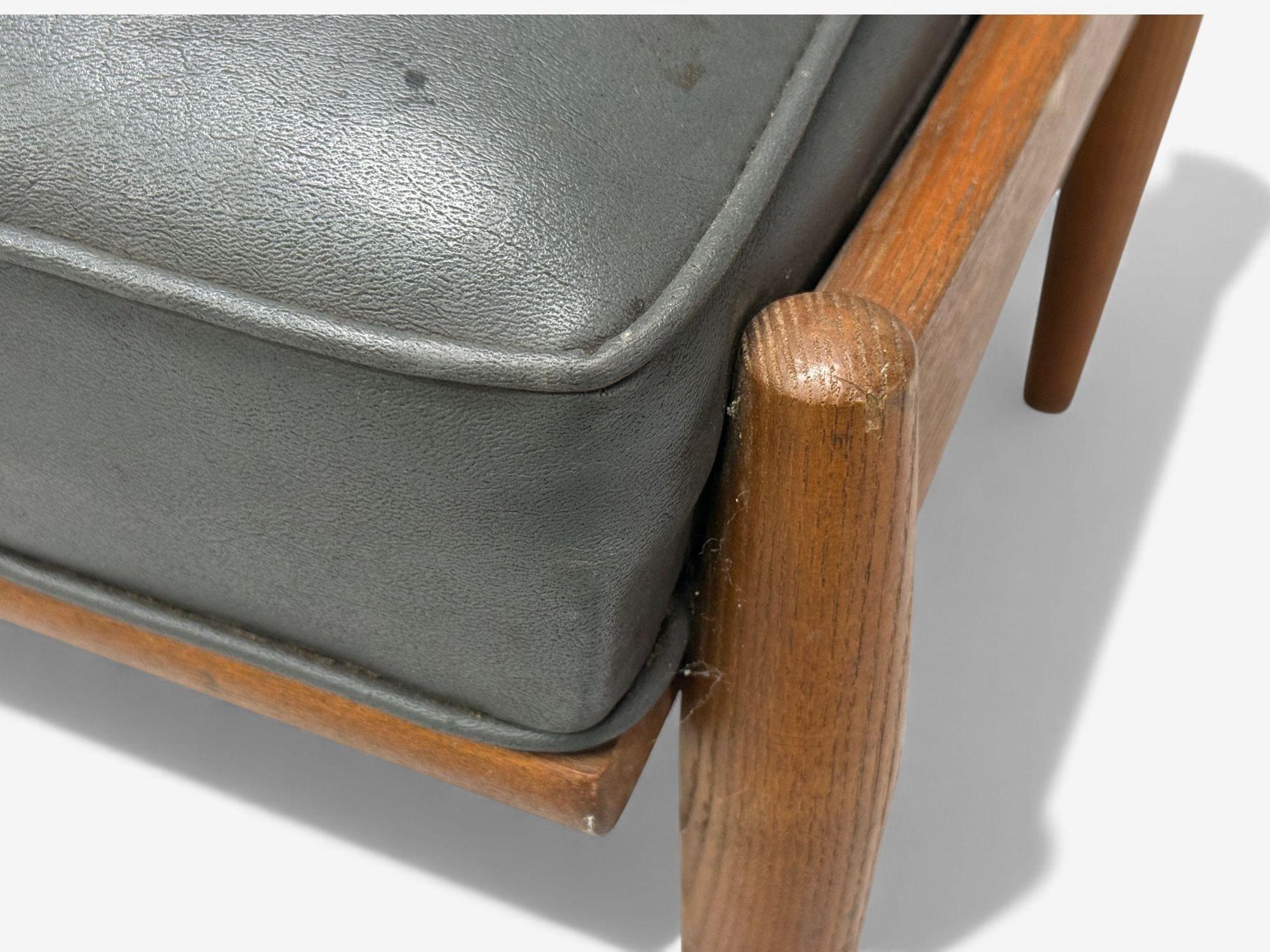 Milieu du XXe siècle Tabouret moderne danois en simili-cuir gris et noyer, Danemark, années 1950 en vente