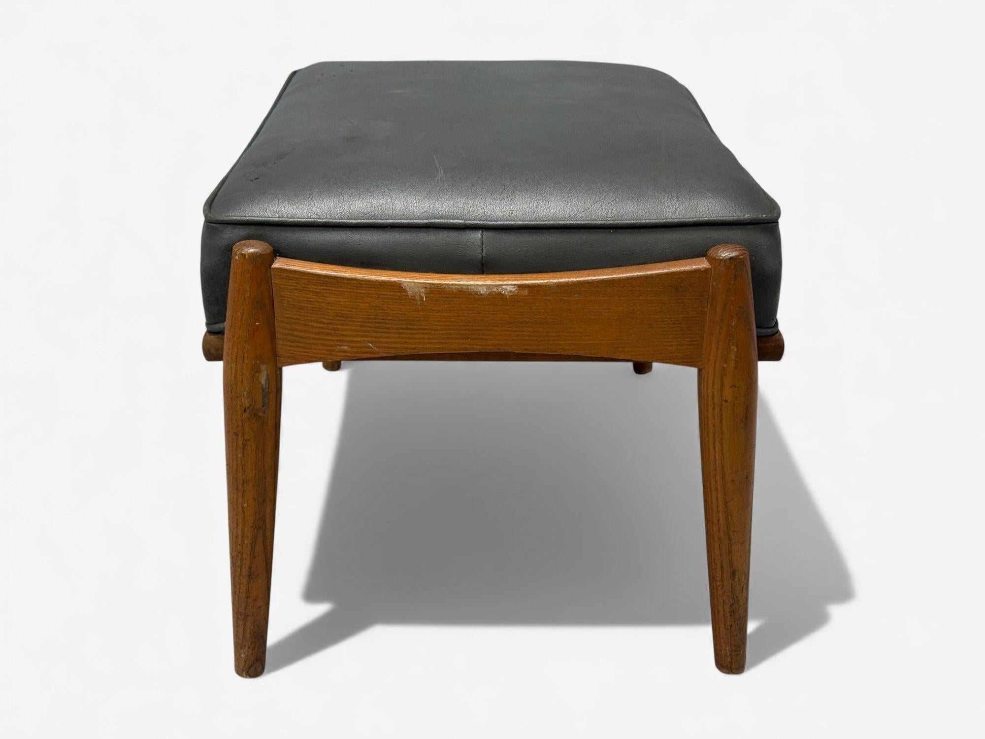 Noyer Tabouret moderne danois en simili-cuir gris et noyer, Danemark, années 1950 en vente