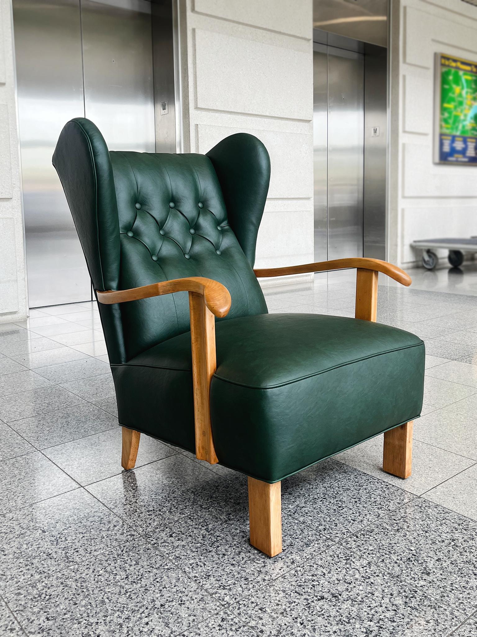 Este sillón danés, modelo 1582 de Fritz Hansen, fabricado originalmente en la década de 1940, es una versión moderna del sillón orejero. Una combinación de líneas simplificadas y esquinas curvadas y redondeadas caracteriza el diseño. La silla consta
