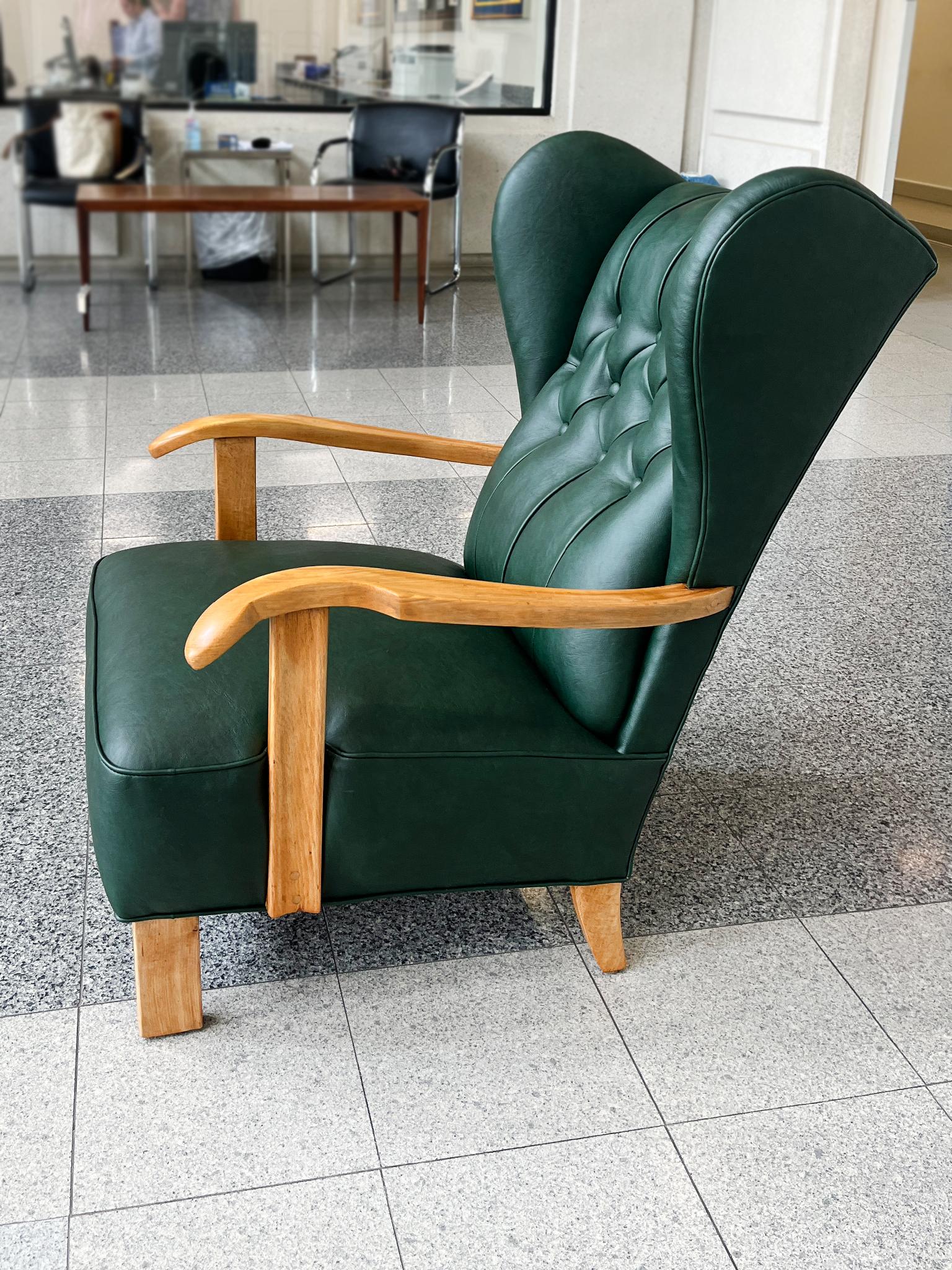 Sillón Wingback Danés Moderno de Vinilo Verde de Fritz Hansen en Bueno Estado en New York, NY