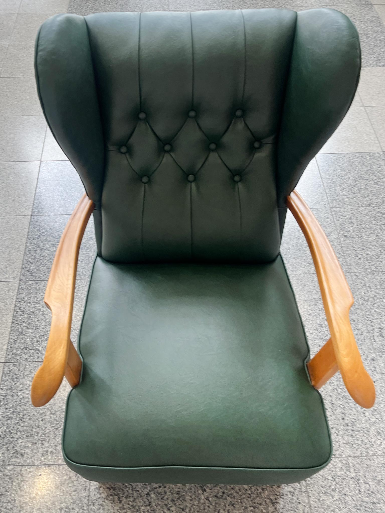 Sillón Wingback Danés Moderno de Vinilo Verde de Fritz Hansen mediados del siglo XX